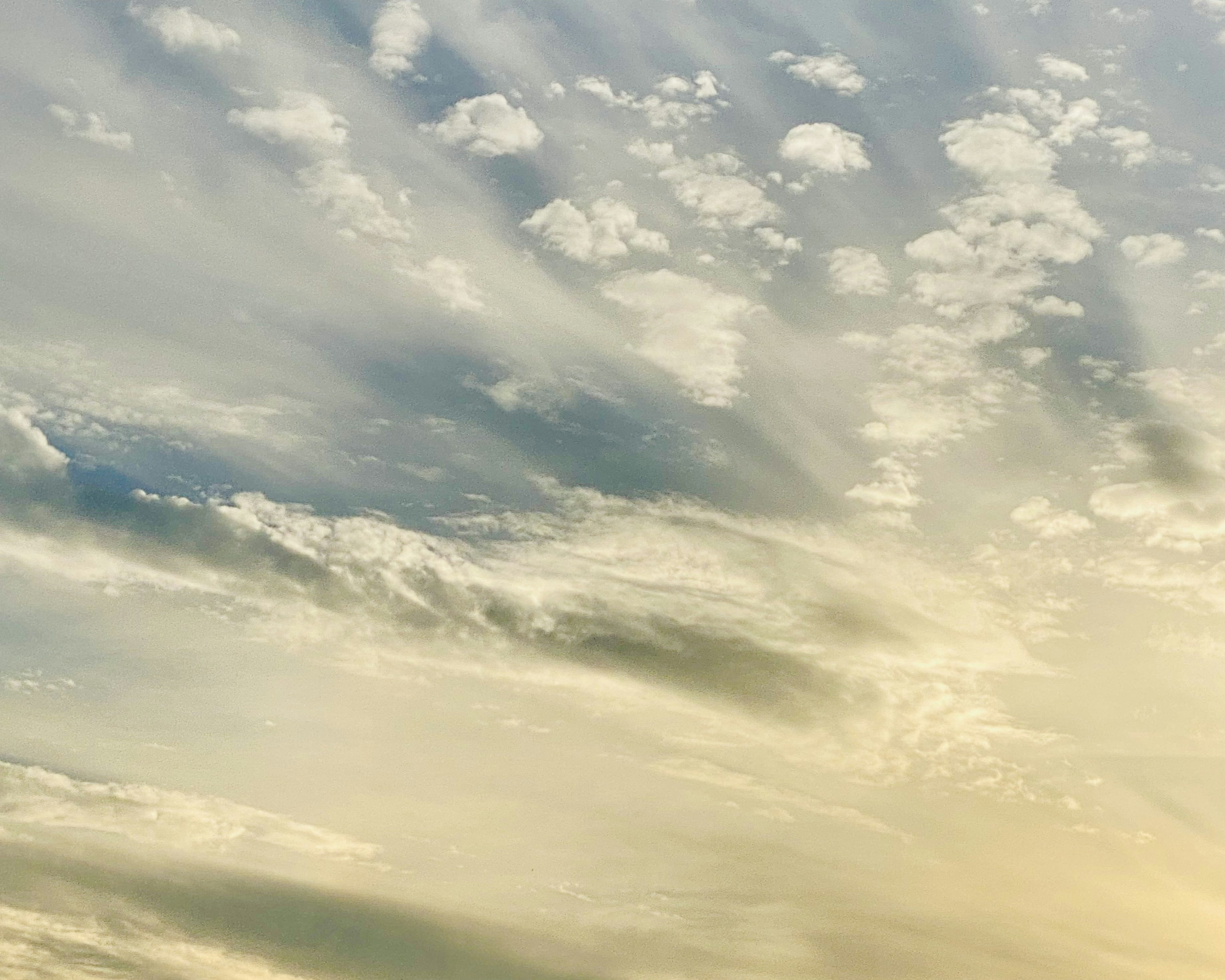 Awan dan sinar cahaya yang menyebar di langit