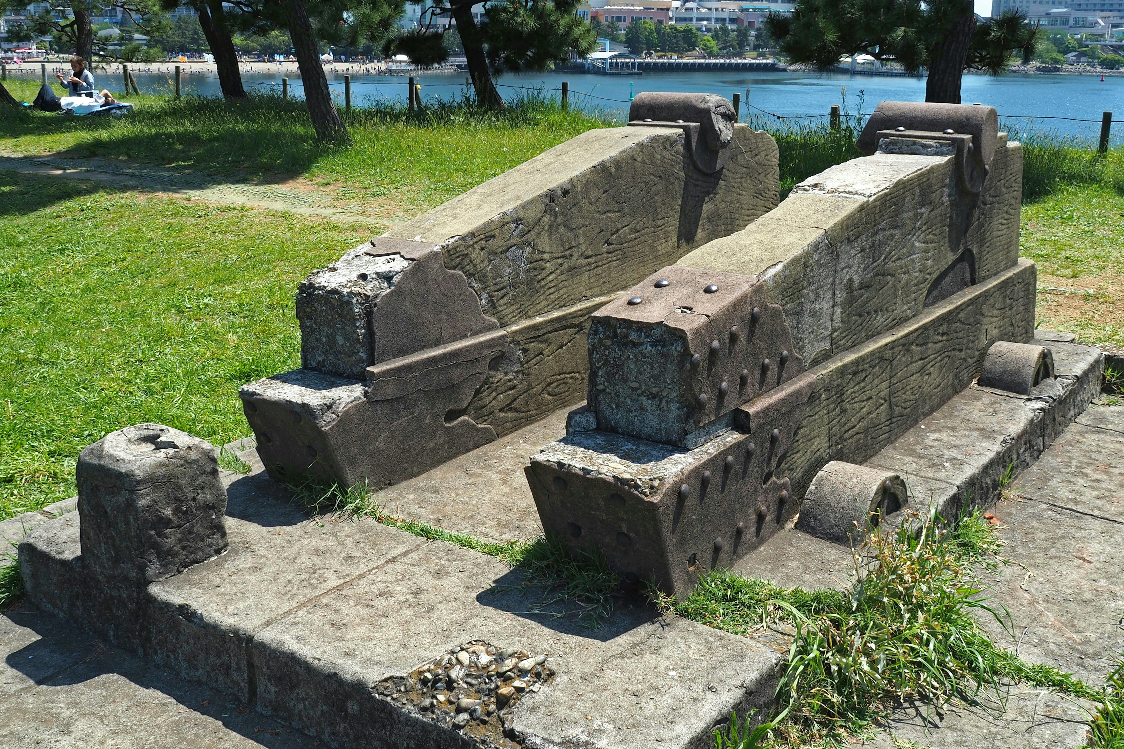 Emplacements de canon en pierre ancienne sur un terrain herbeux