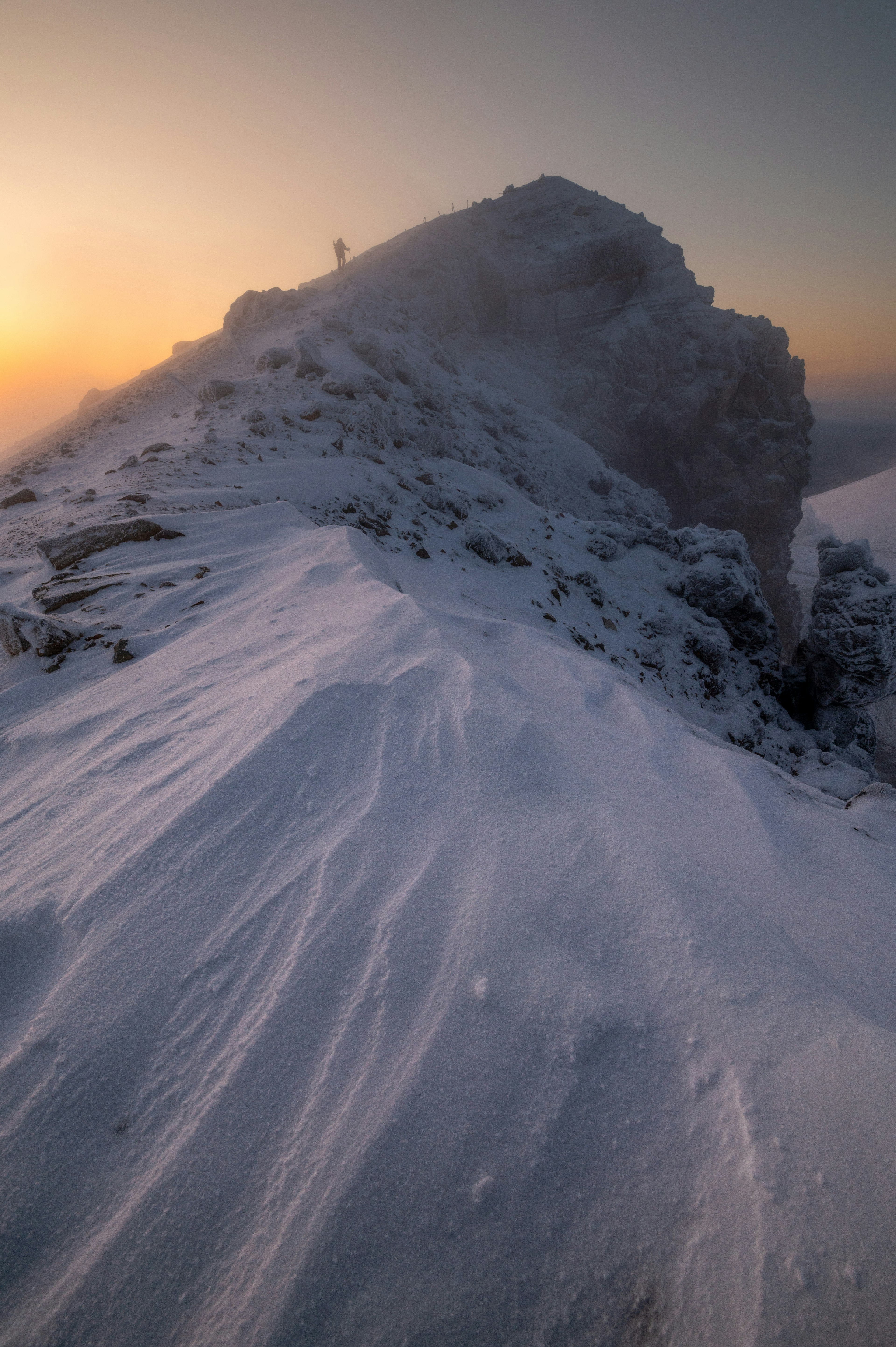 雪に覆われた山頂と夕日の美しい風景