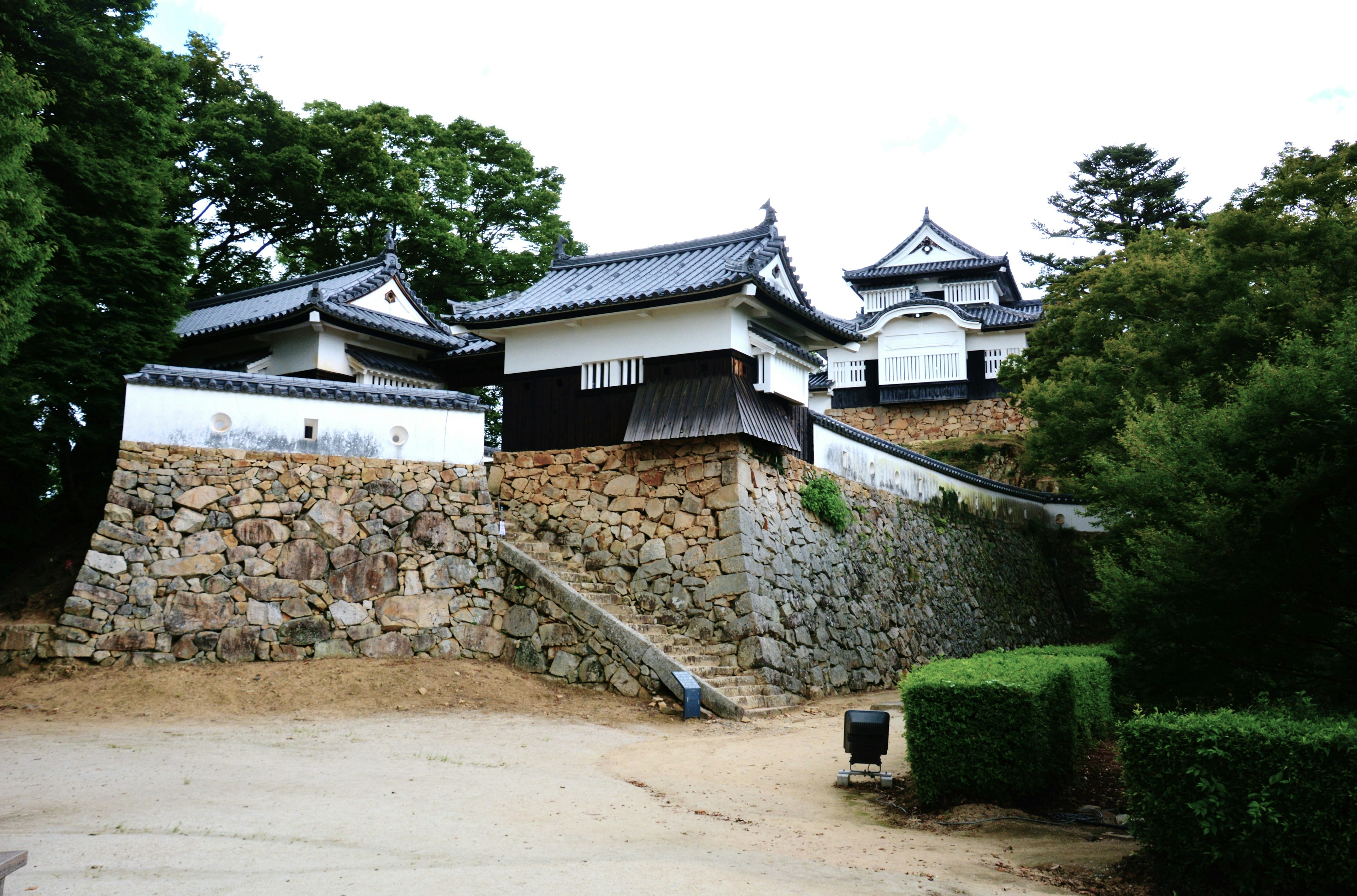 Hermoso exterior de un castillo japonés con muros de piedra