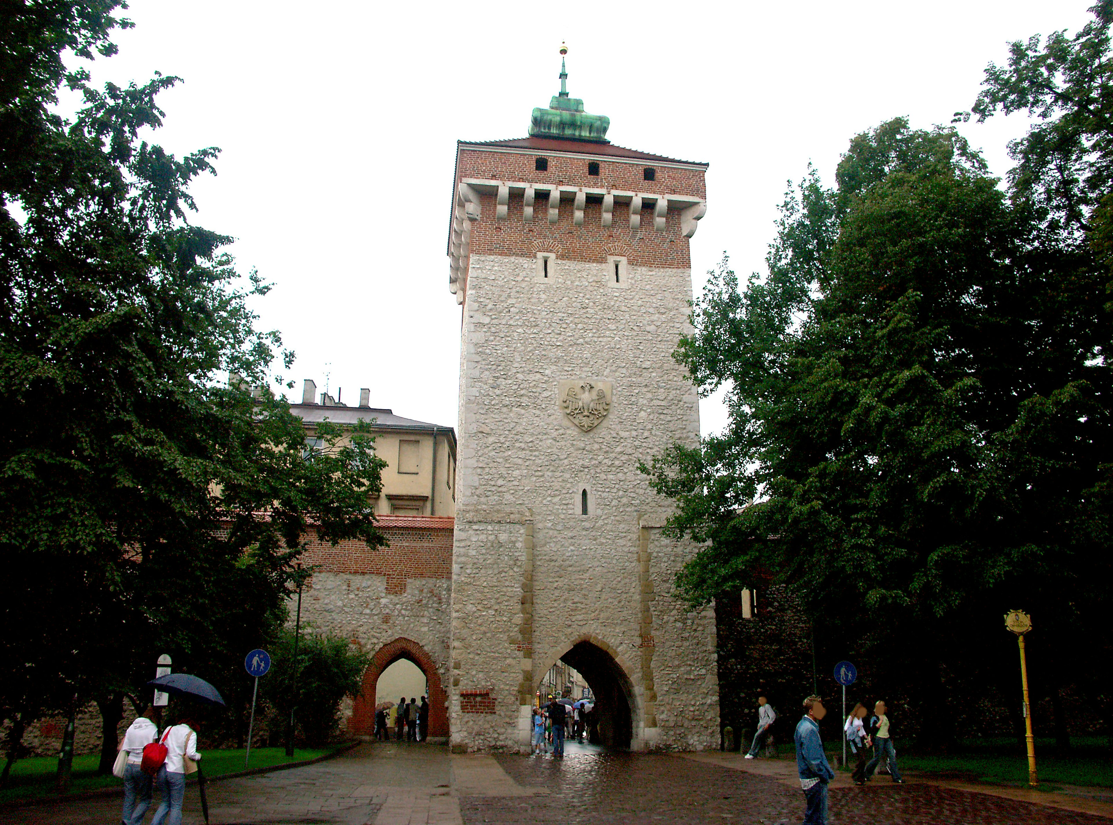 Vista exterior del Barbican de Cracovia con un techo verde distintivo