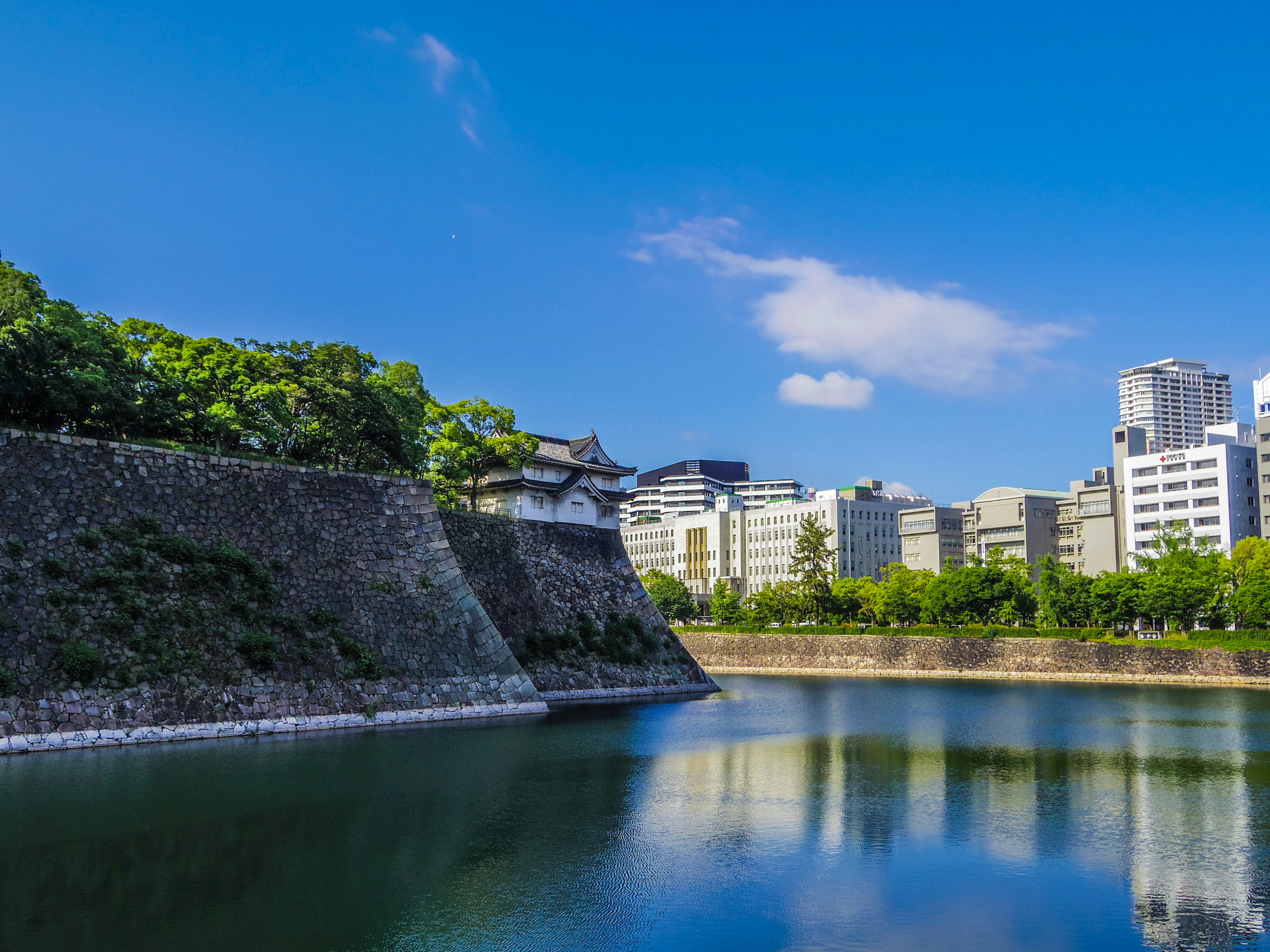 Vista de la fosa del castillo de Osaka con edificios circundantes