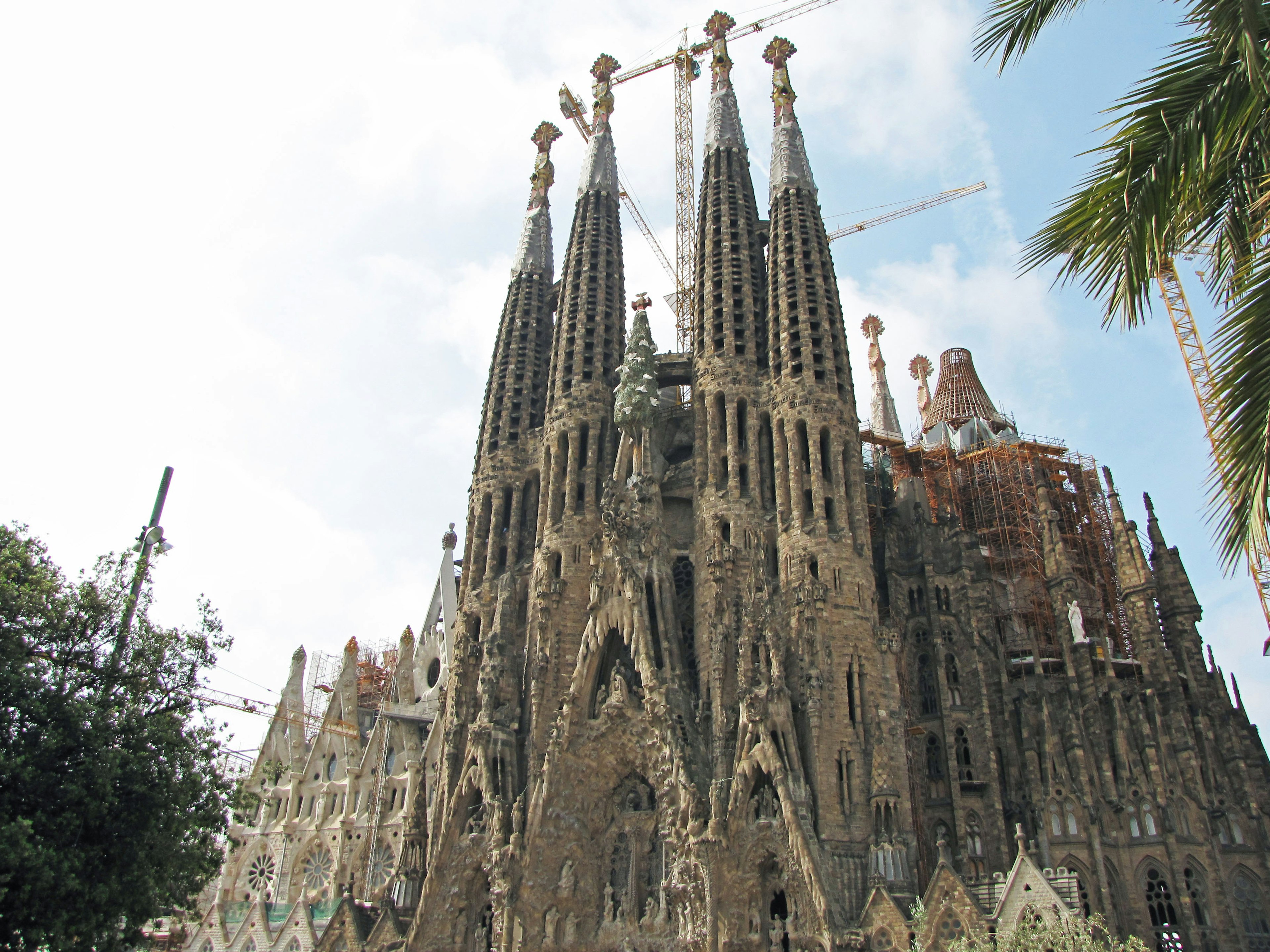 Imagen de la majestuosa fachada de la Sagrada Familia con torres