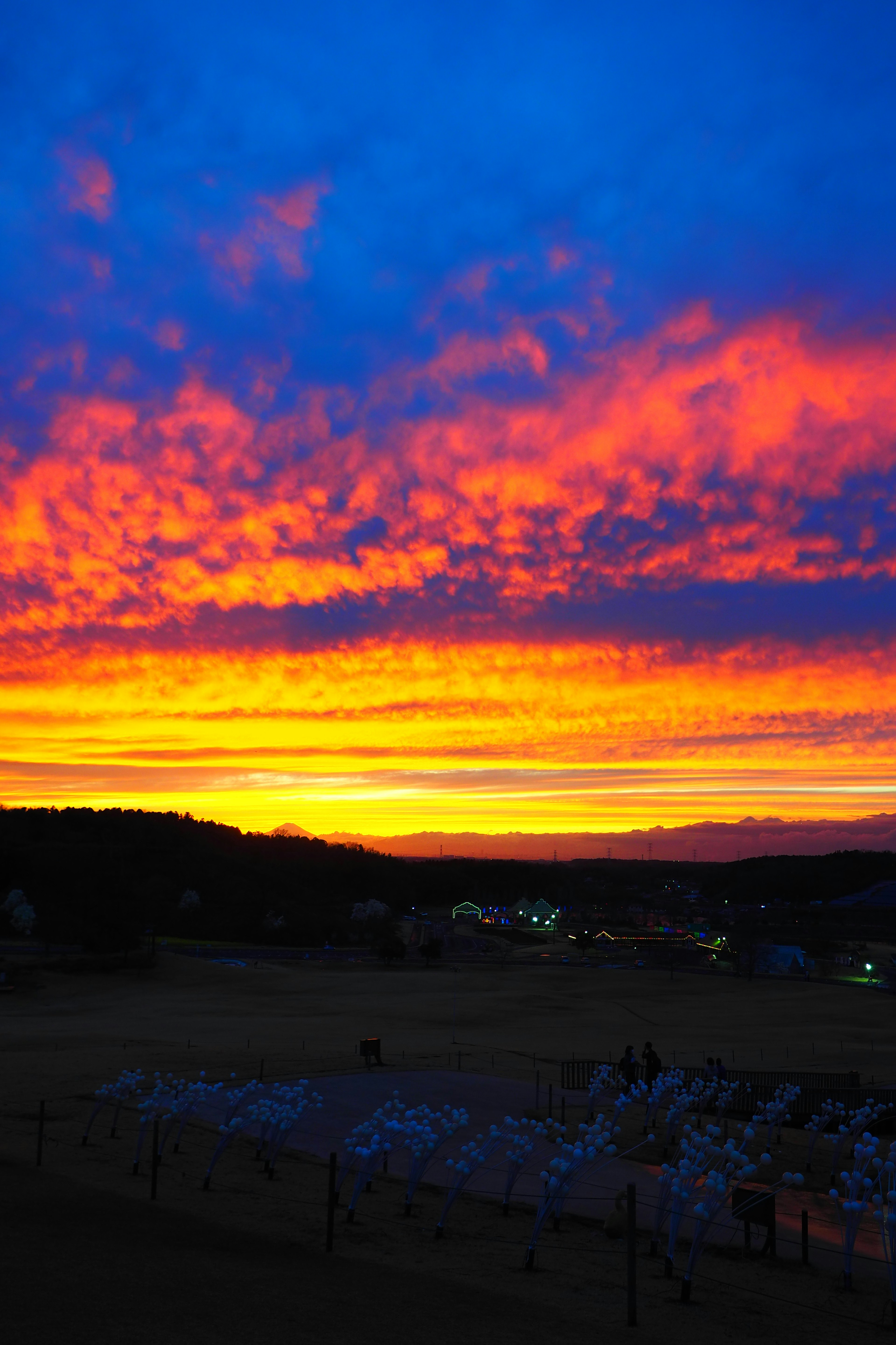 美しい夕焼けが広がる空と暗い地平線