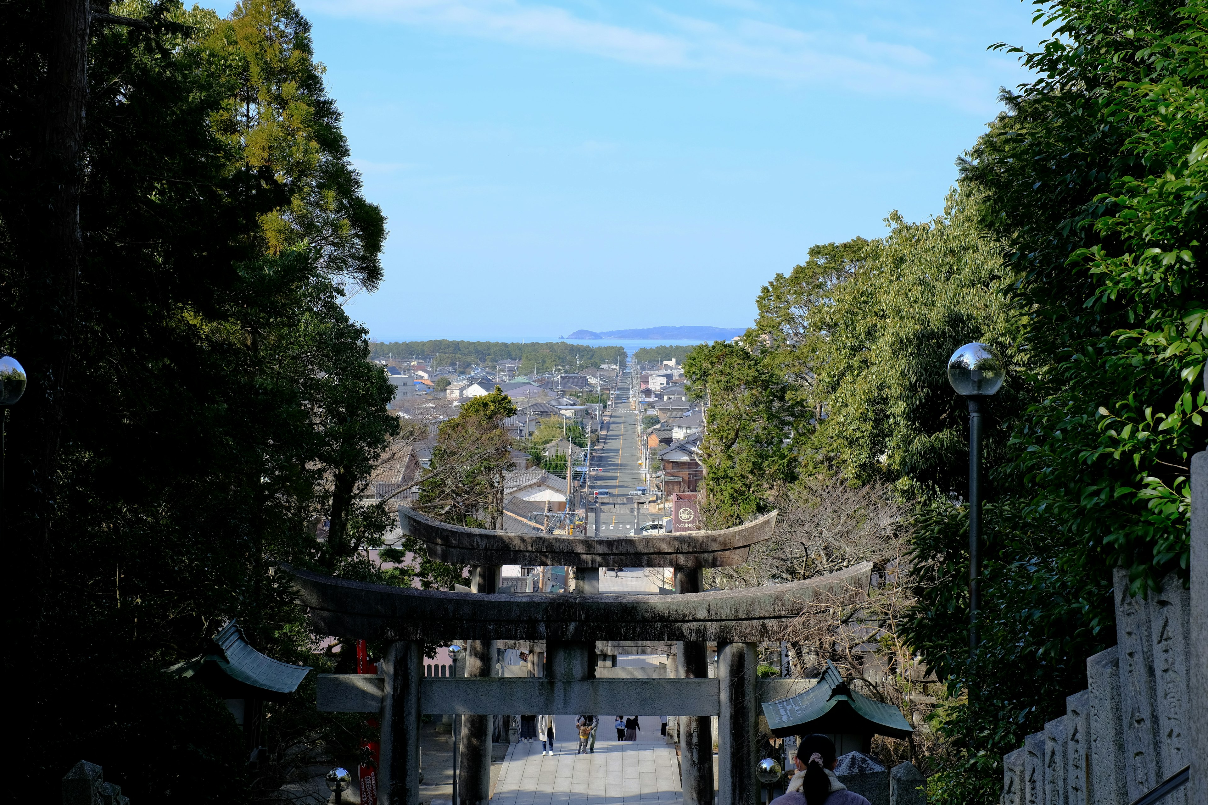 藍天下神社的鳥居和郁鬱蔥蔥的景色