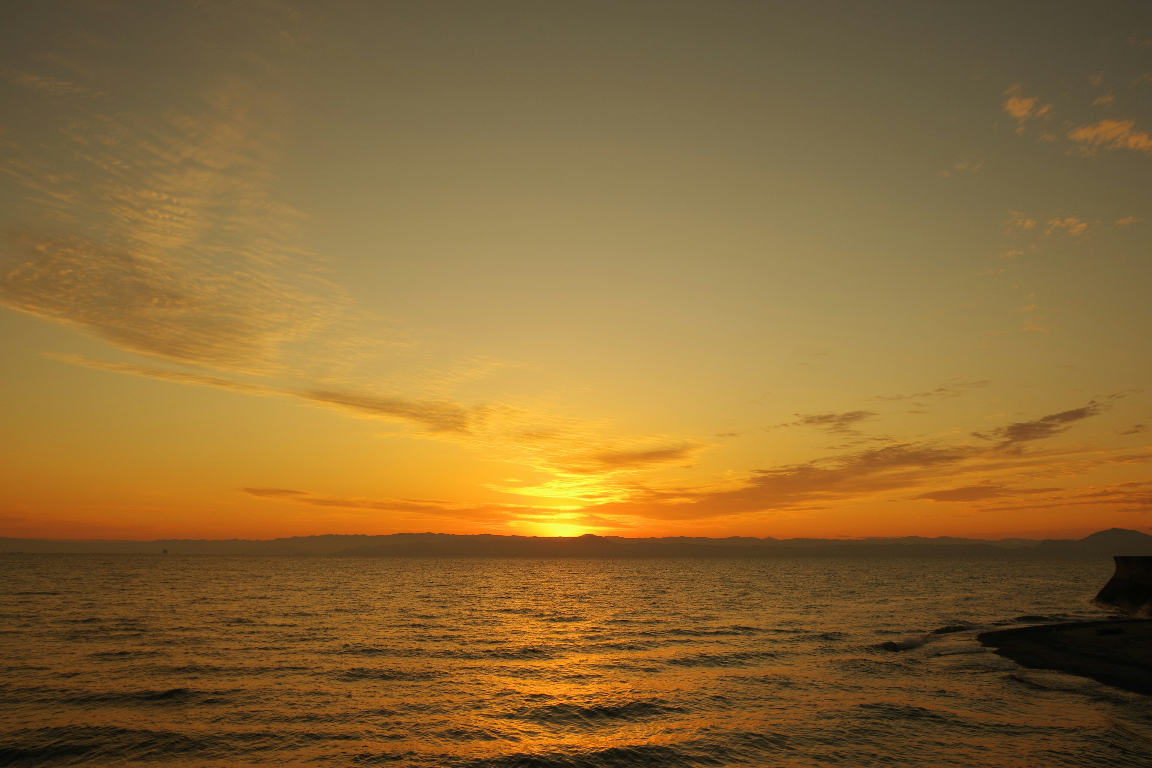 Schöner Sonnenuntergang über dem Ozean mit ruhigen Wellen