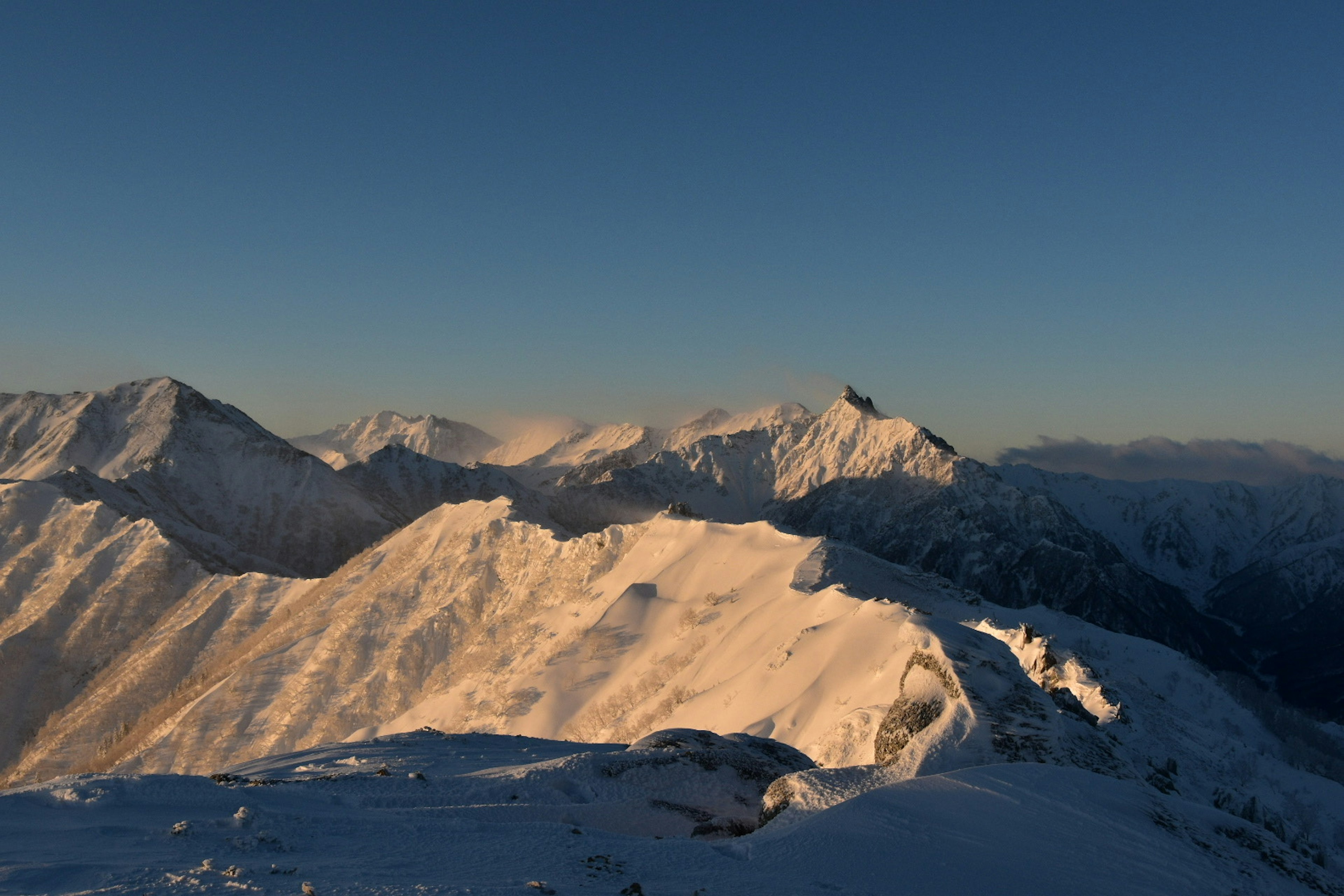 Schneebedeckte Berge unter einem klaren blauen Himmel