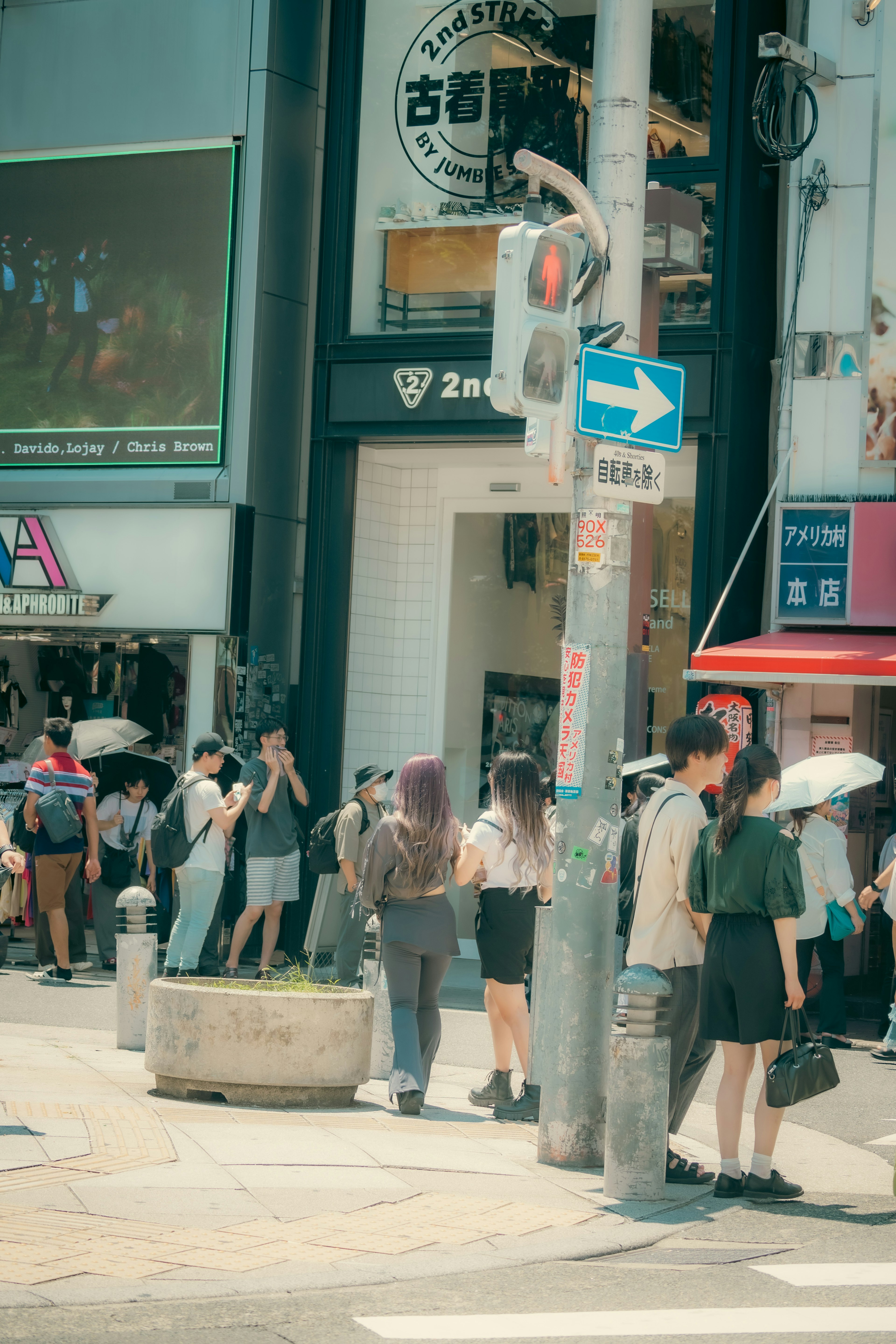 Esquina de calle concurrida con personas y edificios comerciales