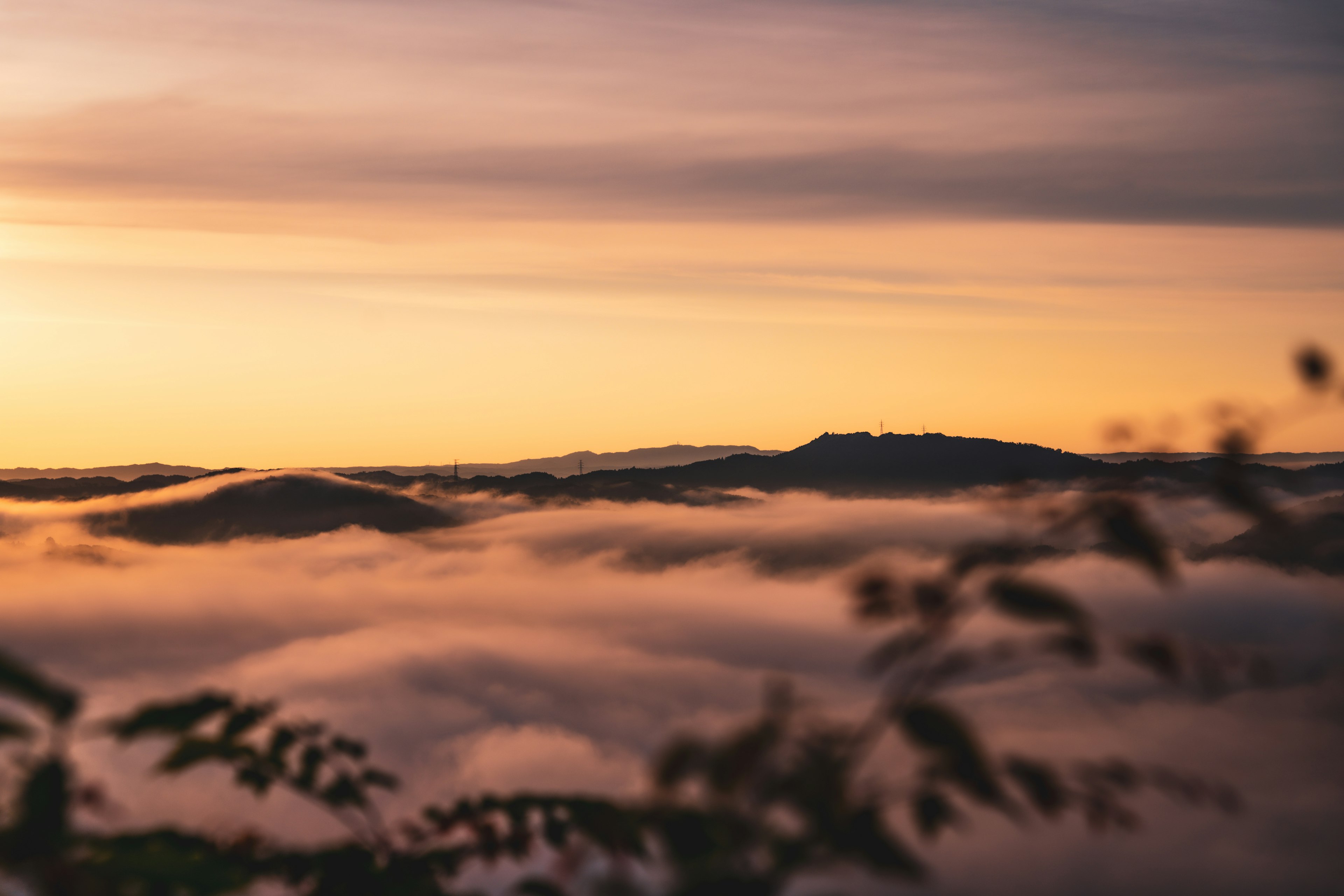 霧に包まれた山々と夕焼けの空の美しい風景