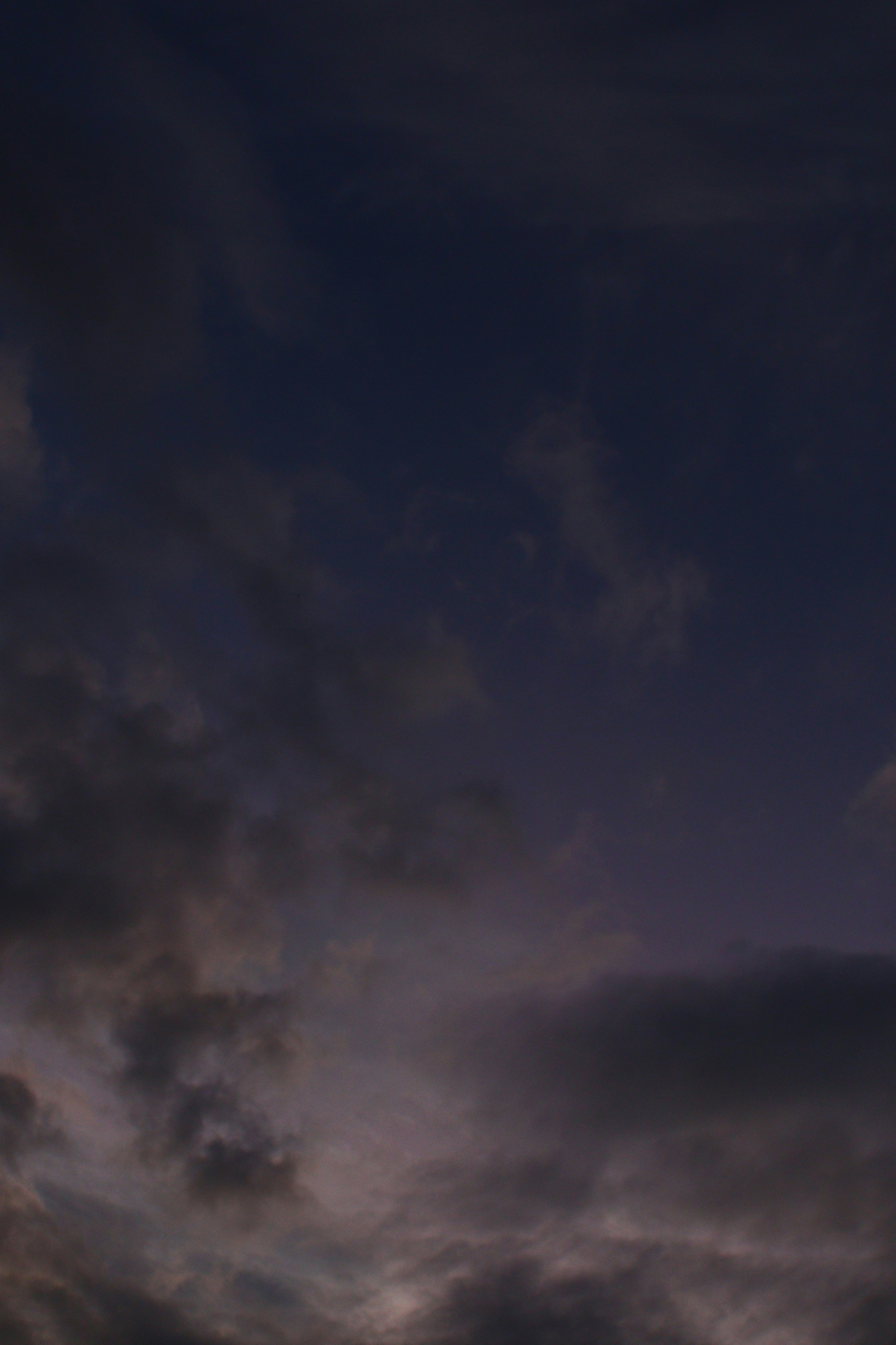 Cielo oscuro con nubes en espiral