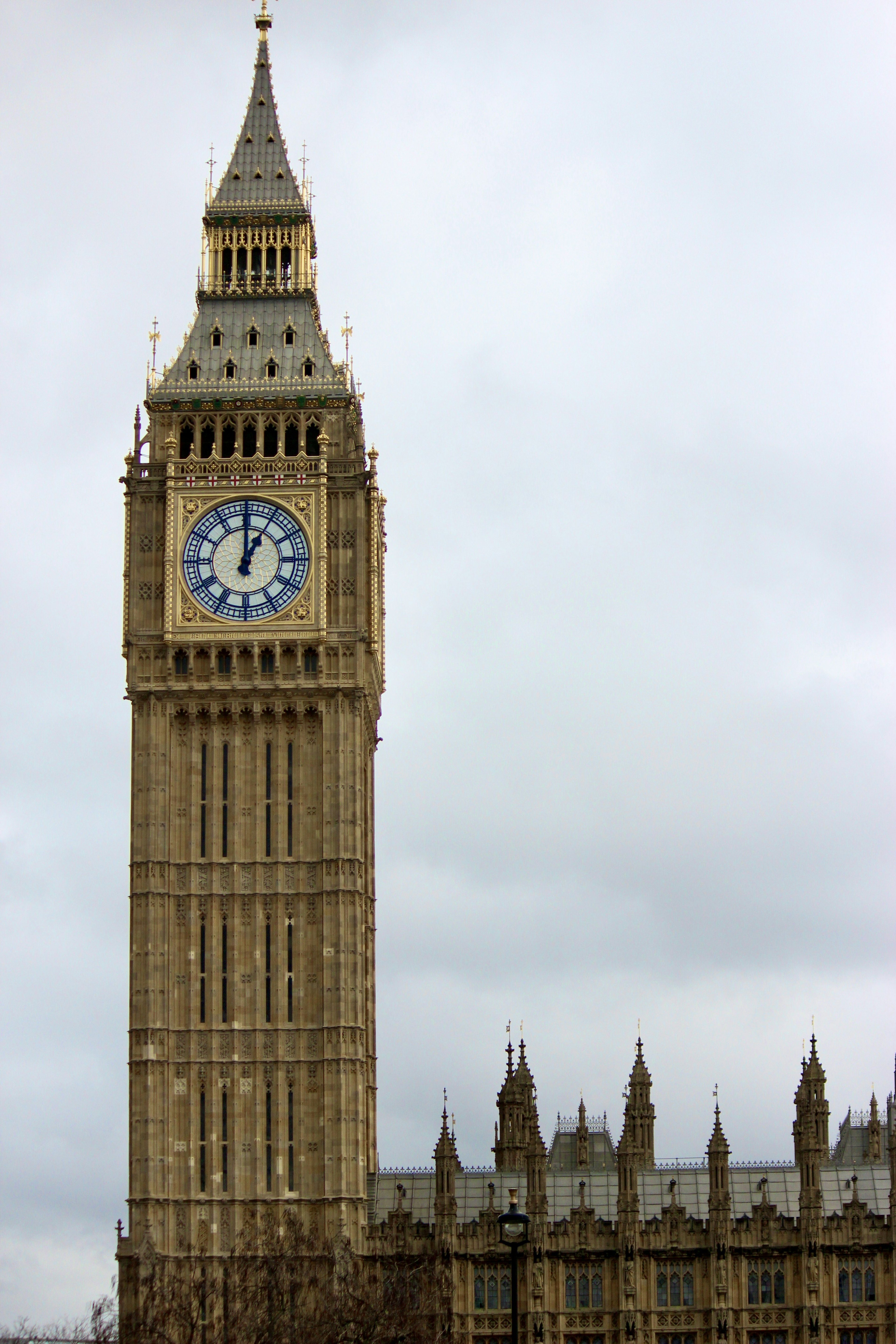 Menara jam Big Ben menjulang di bawah langit mendung