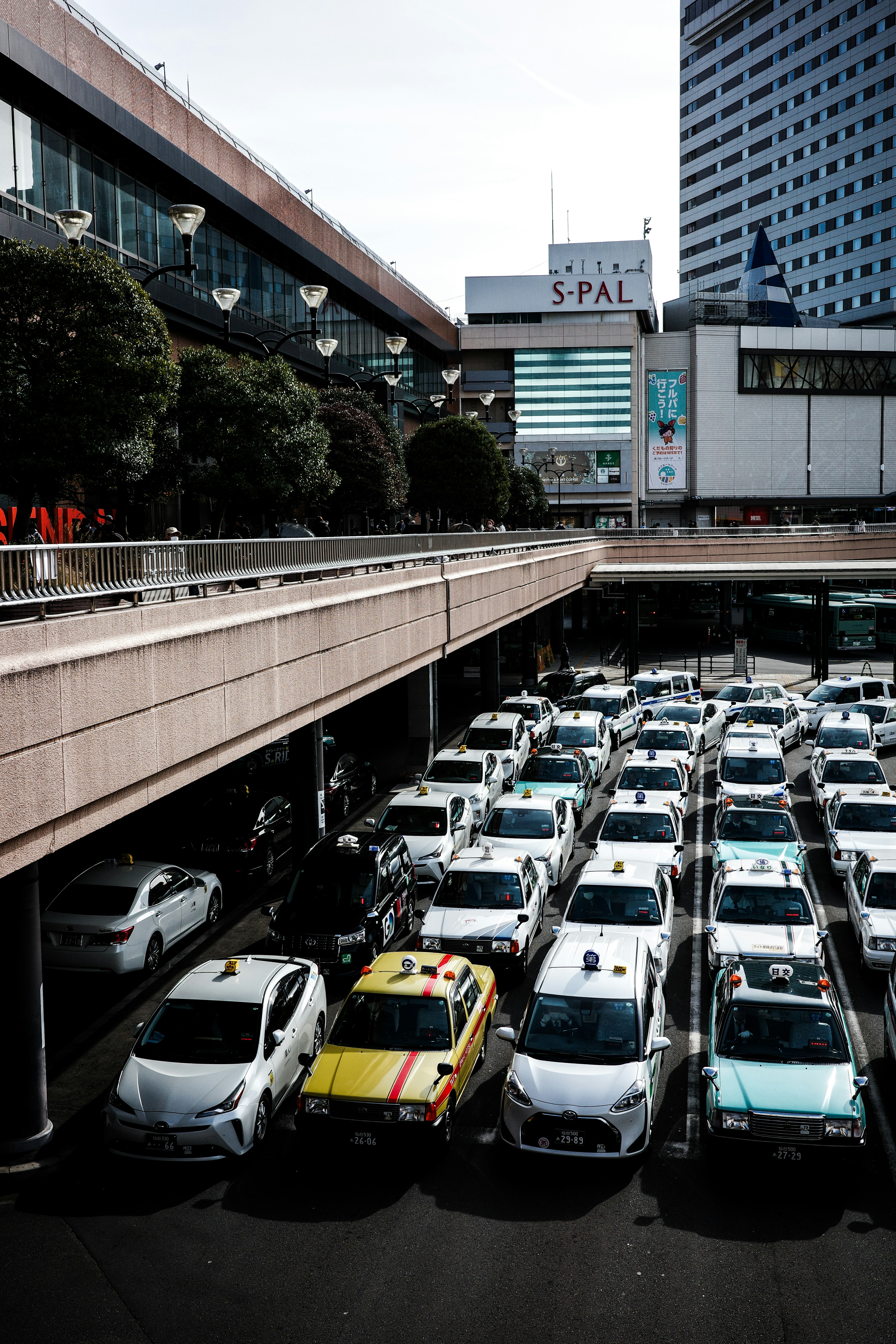 城市景觀，有停放的計程車和附近建築