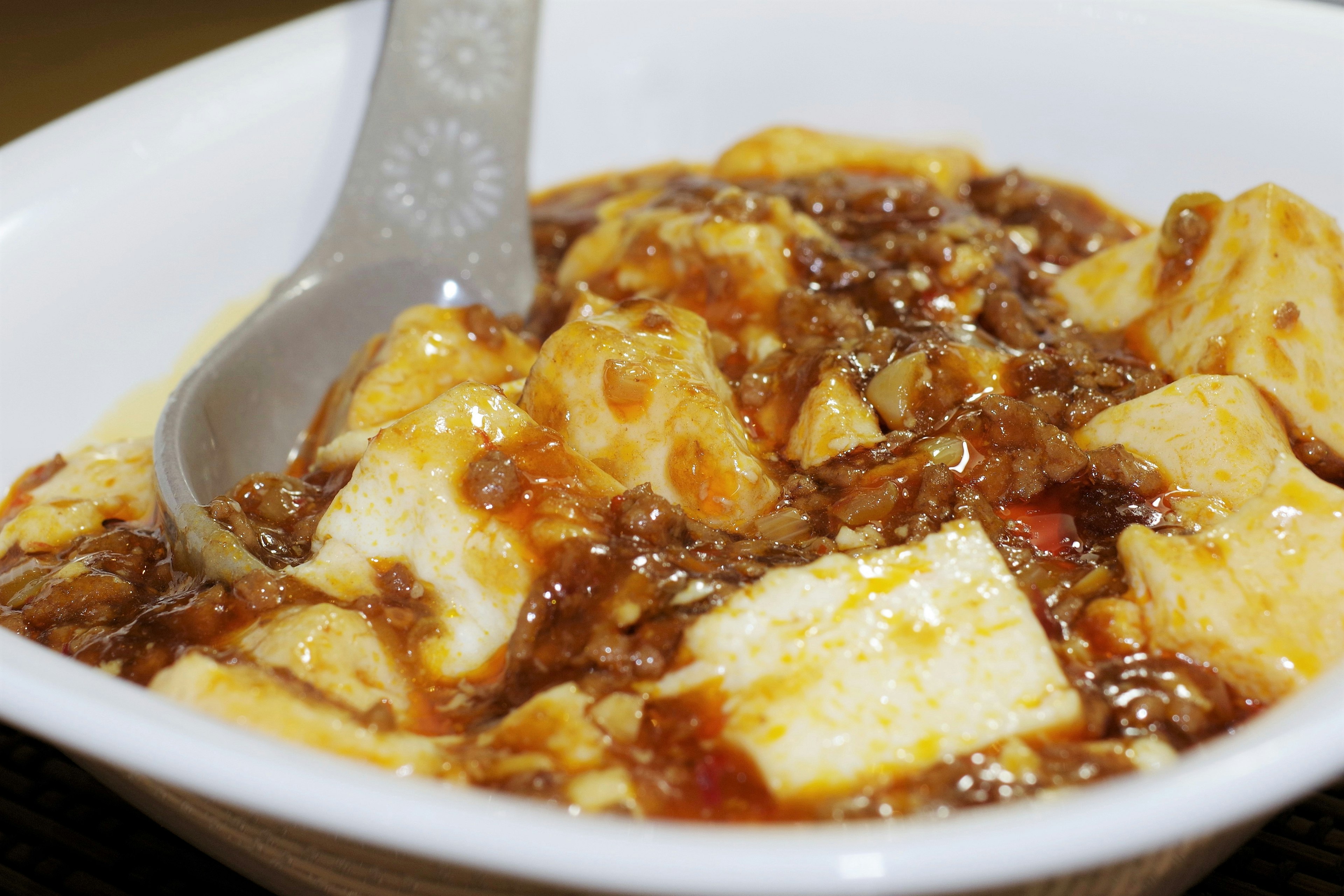 Gericht mit Tofu in einer würzigen Sauce mit Hackfleisch