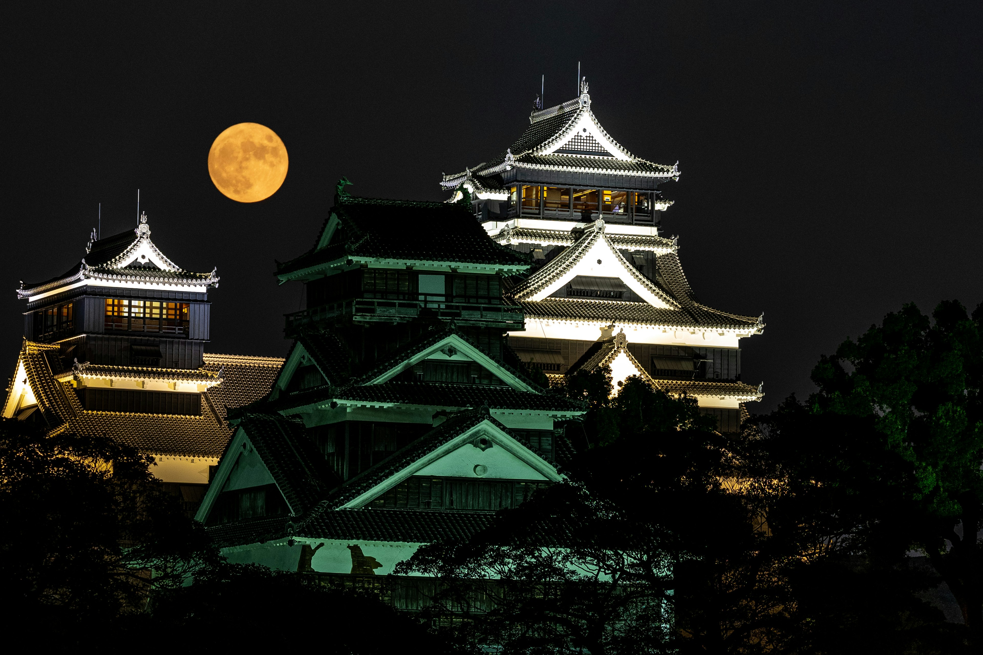 Hermosa escena nocturna de un castillo con luna llena