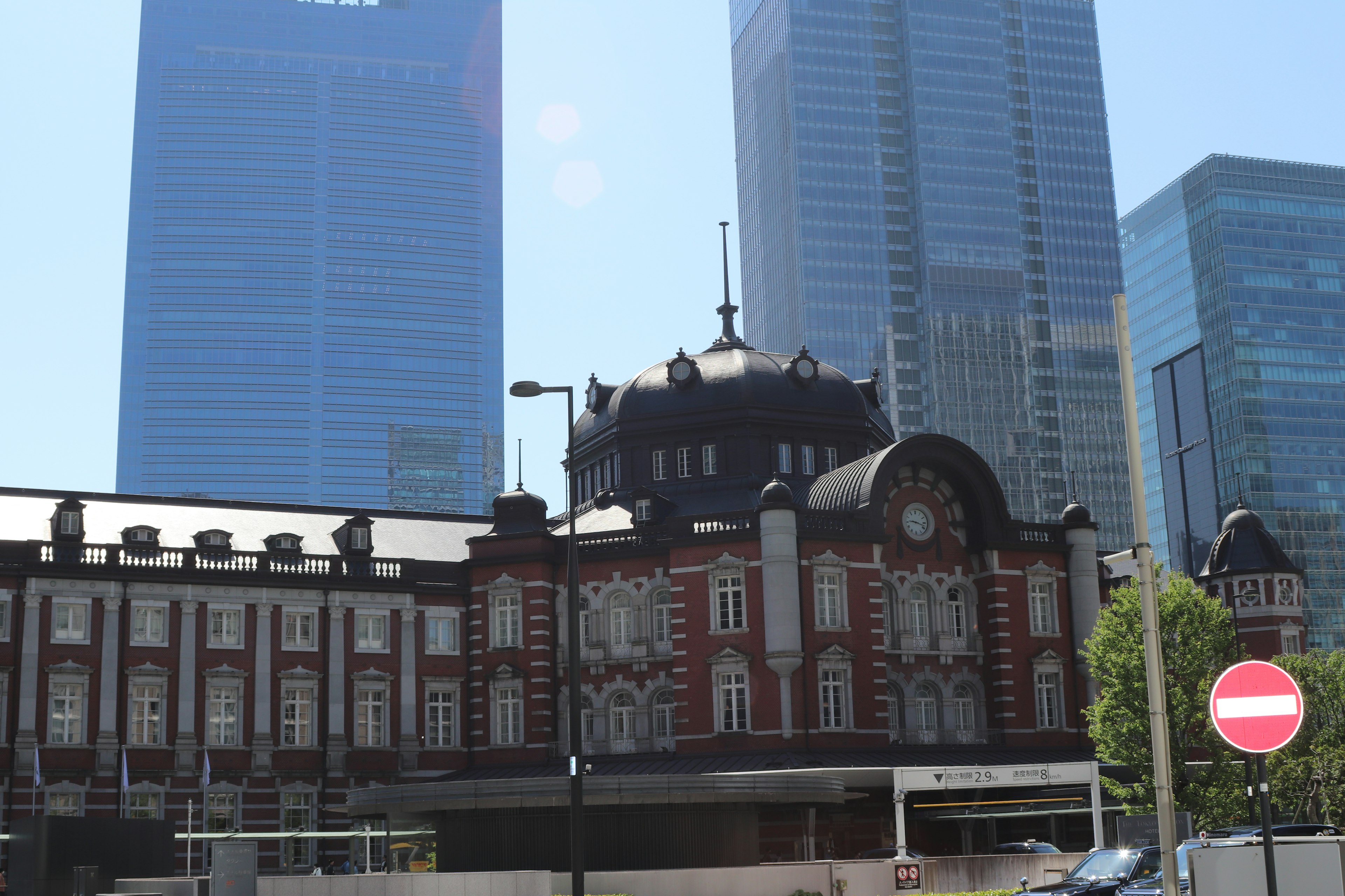 Bangunan bersejarah Stasiun Tokyo yang kontras dengan gedung pencakar langit modern