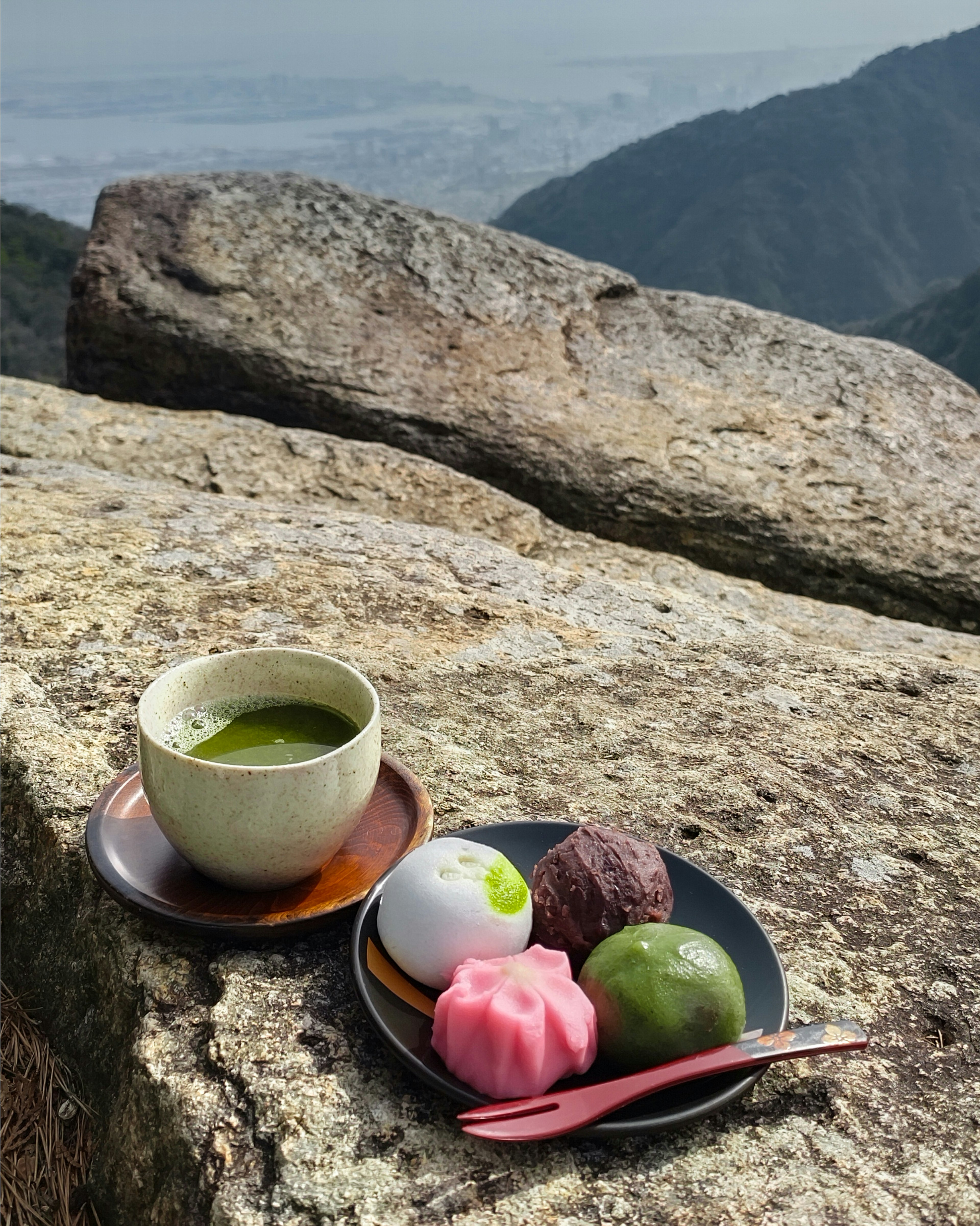 Vista escénica disfrutando de matcha y dulces japoneses en la cima de una montaña