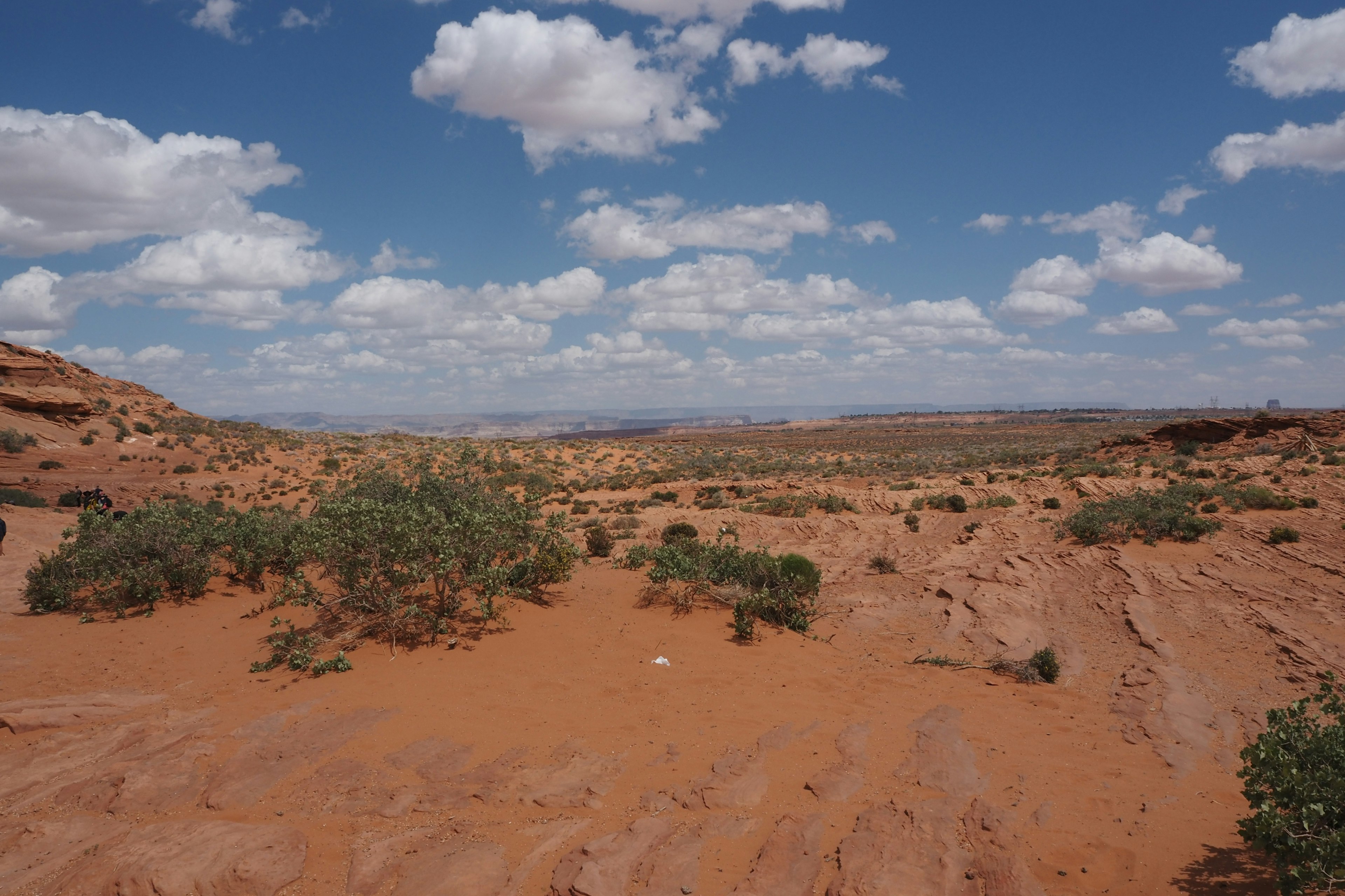 paysage désertique rouge avec ciel bleu et nuages blancs