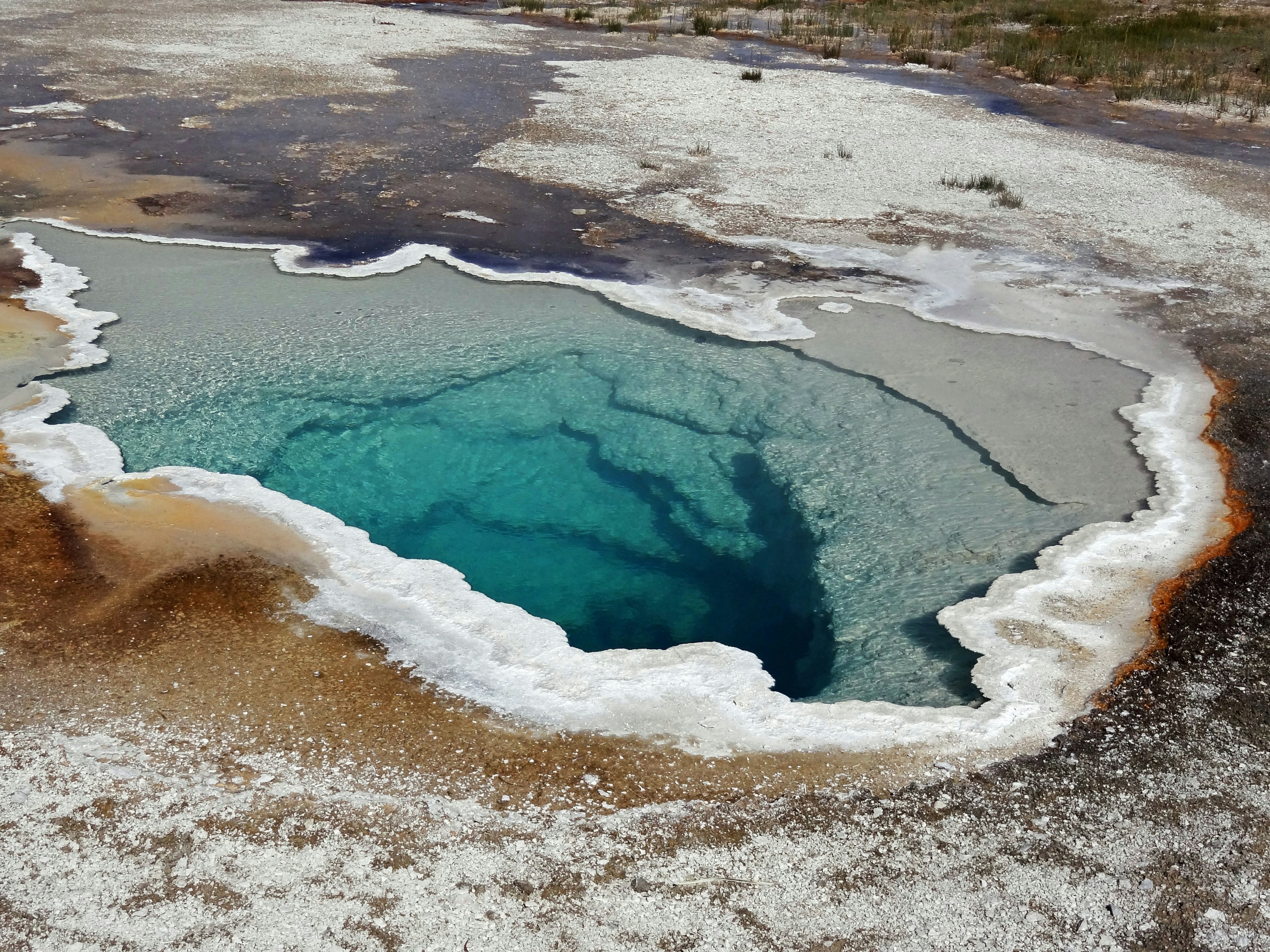 น้ำพุร้อนสีน้ำเงินในอุทยานแห่งชาติ Yellowstone พร้อมขอบสีขาว