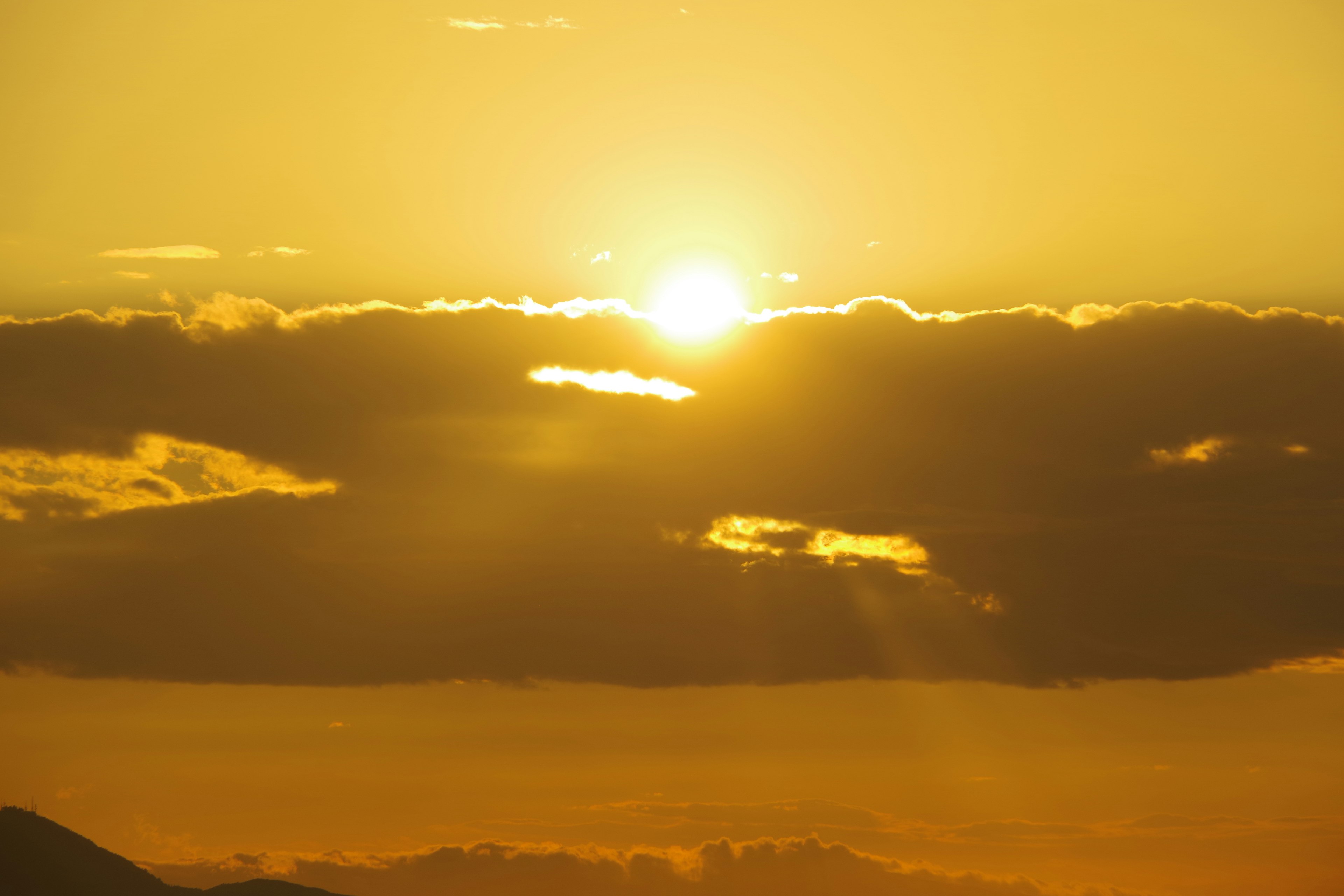 Incantevole tramonto con il sole che sorge sopra le nuvole