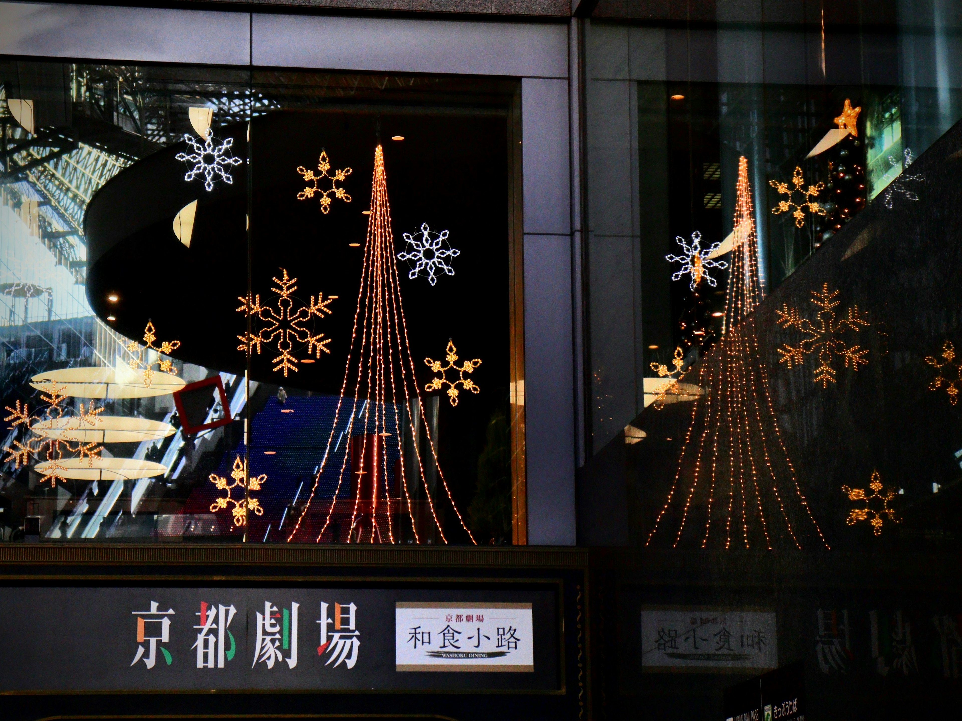 Finestra decorativa del Teatro di Kyoto con fiocchi di neve