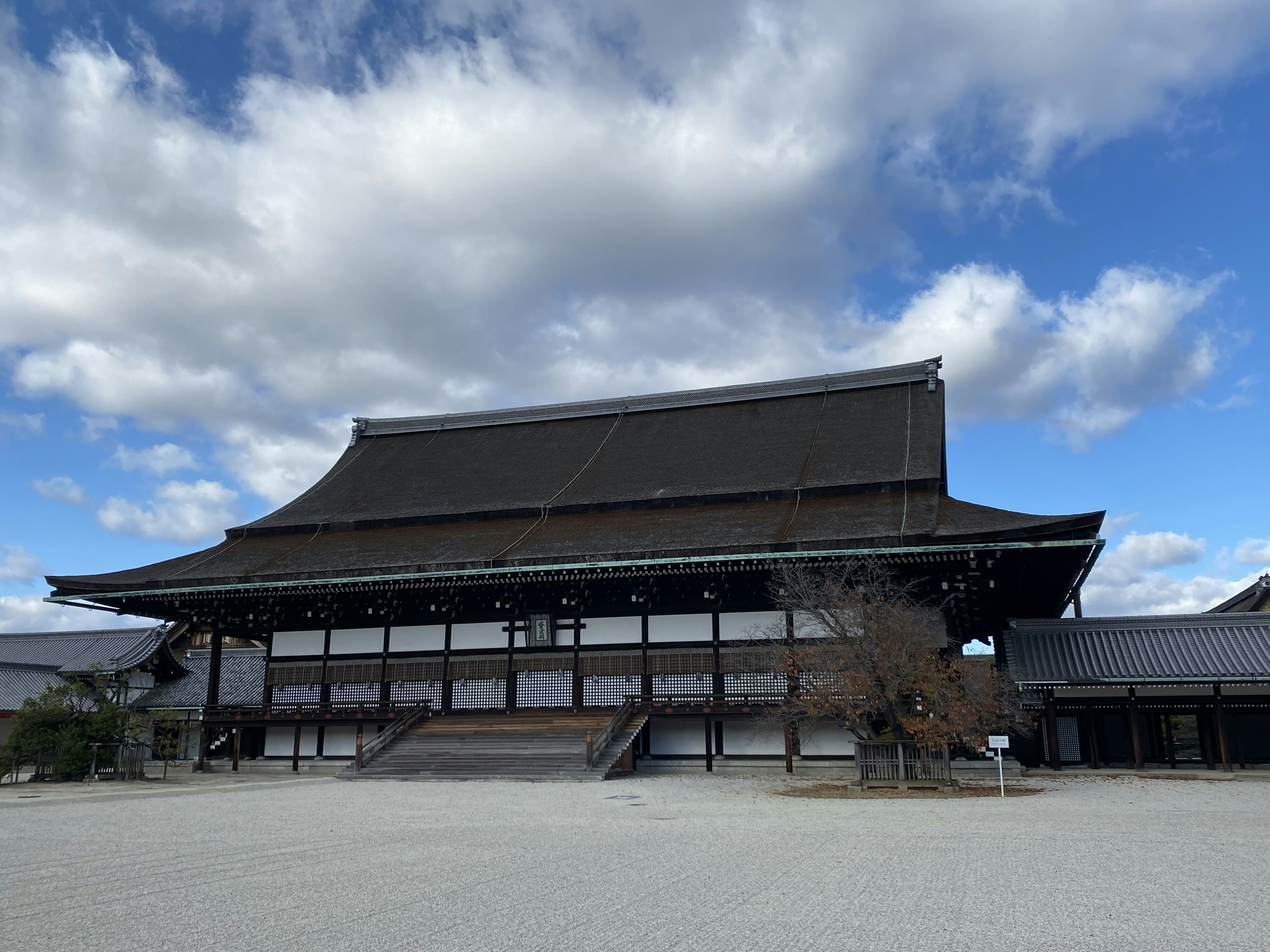 Traditionelle japanische Architektur mit einem großen Dach und blauem Himmel