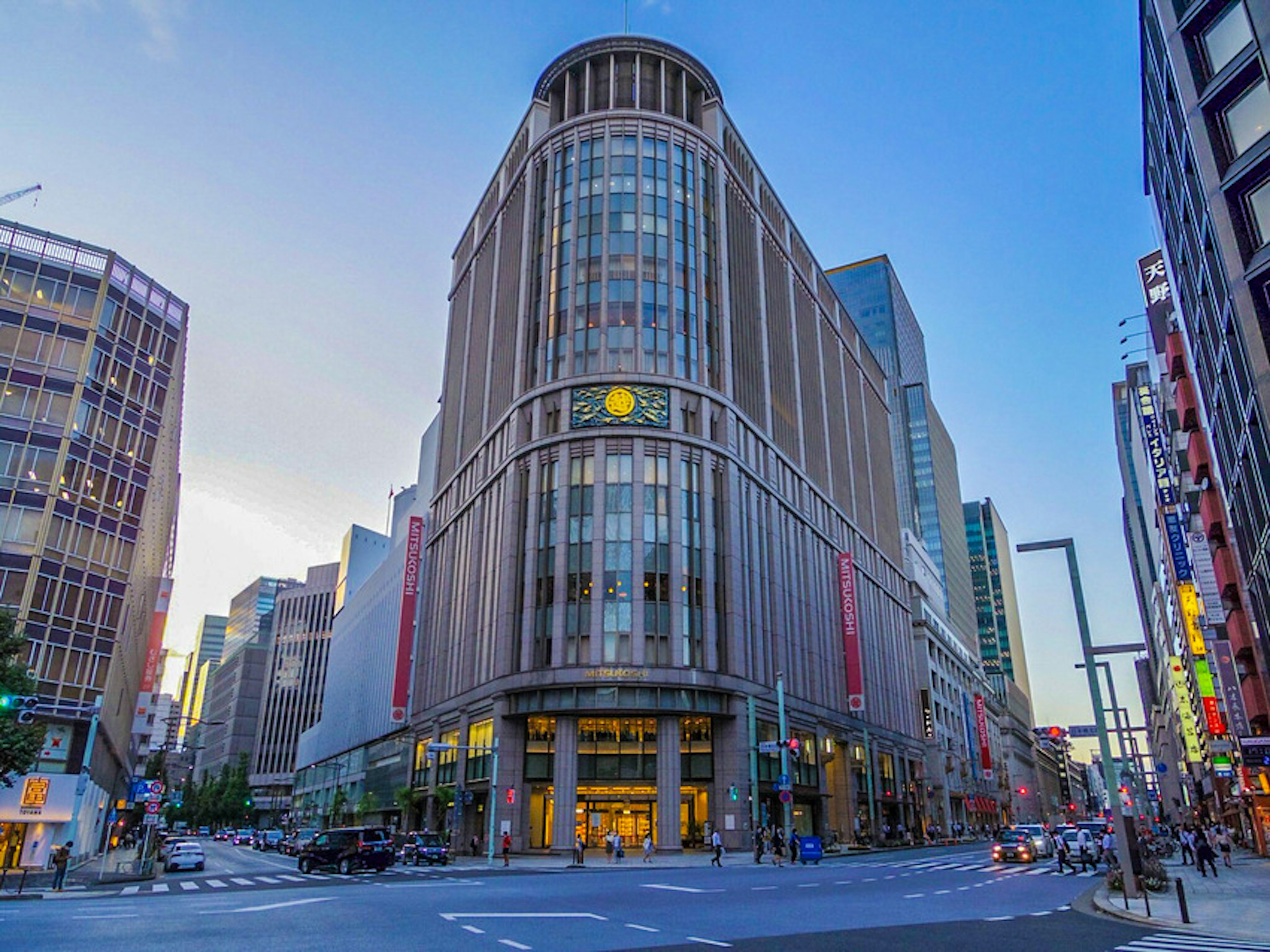 Modernes Gebäude in Tokio mit lebhaftem Stadtbild