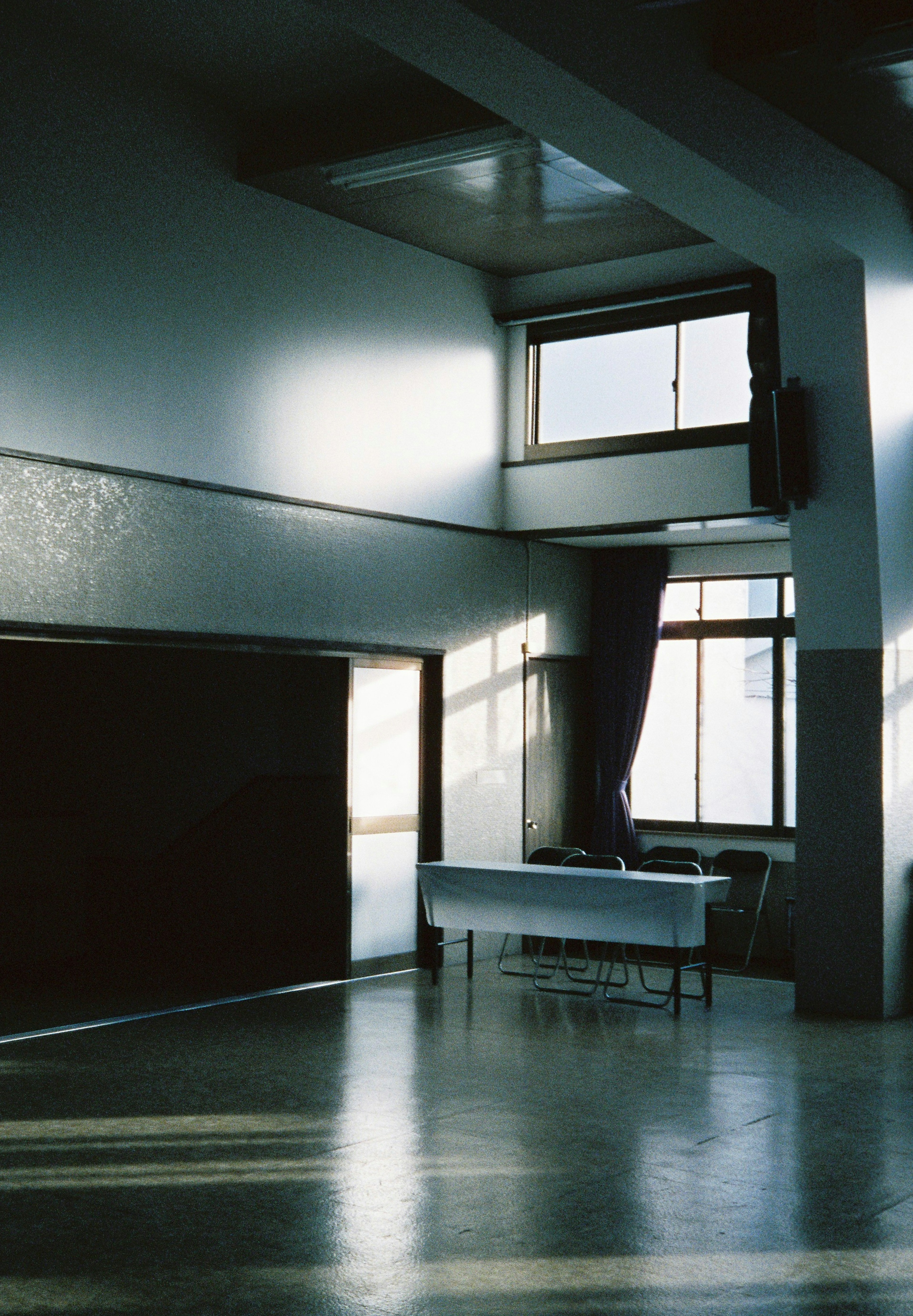 Una habitación tranquila con ventanas brillantes y una mesa blanca