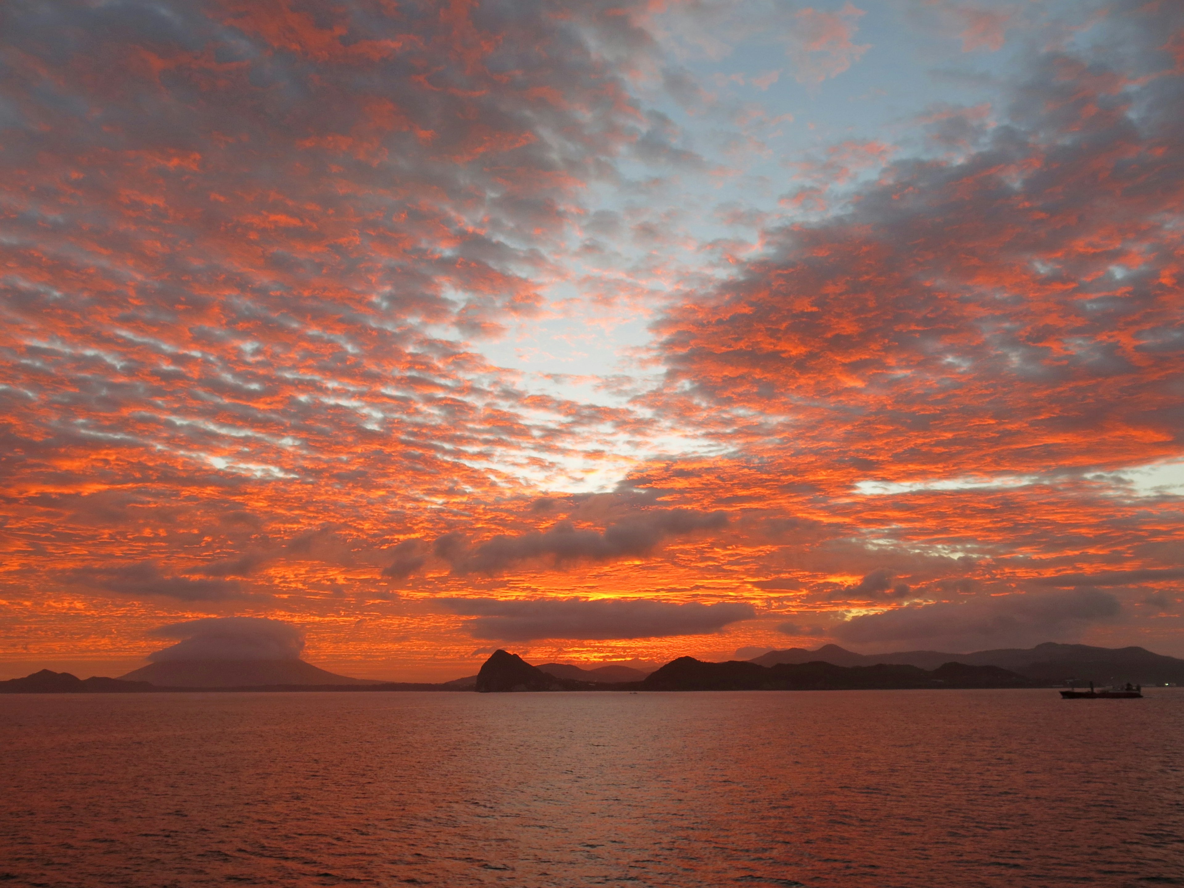 夕焼けの空と海の風景 雲が赤やオレンジに染まる