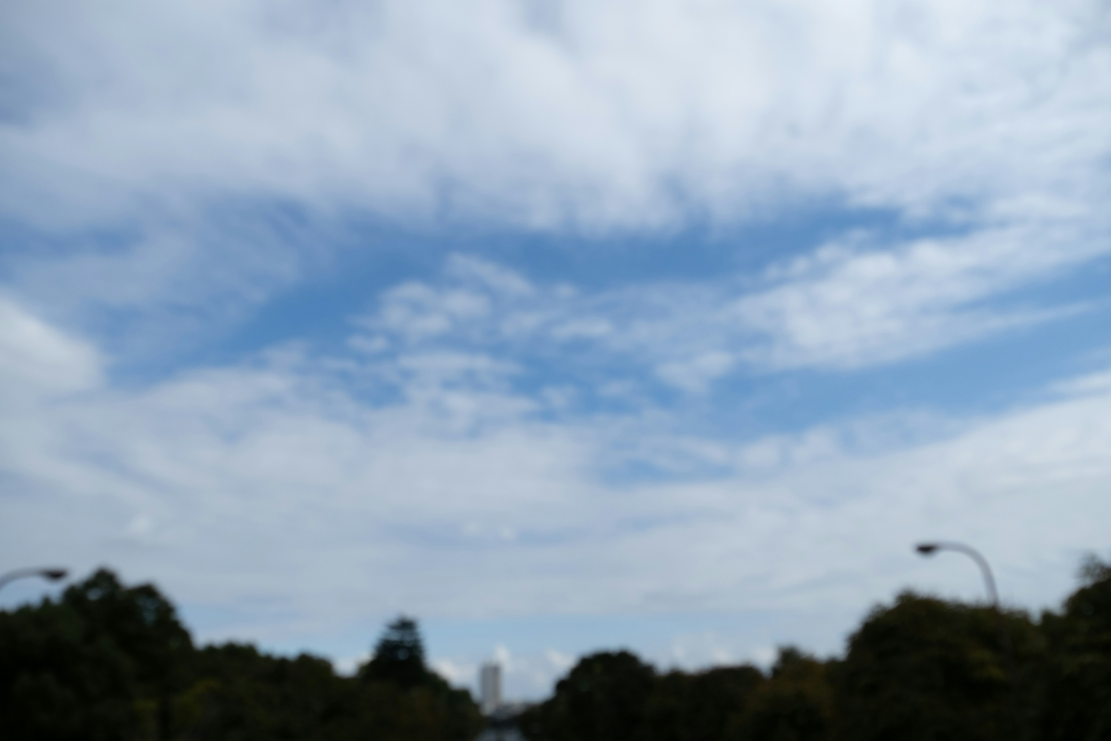 Eine Landschaft mit blauem Himmel und weißen Wolken