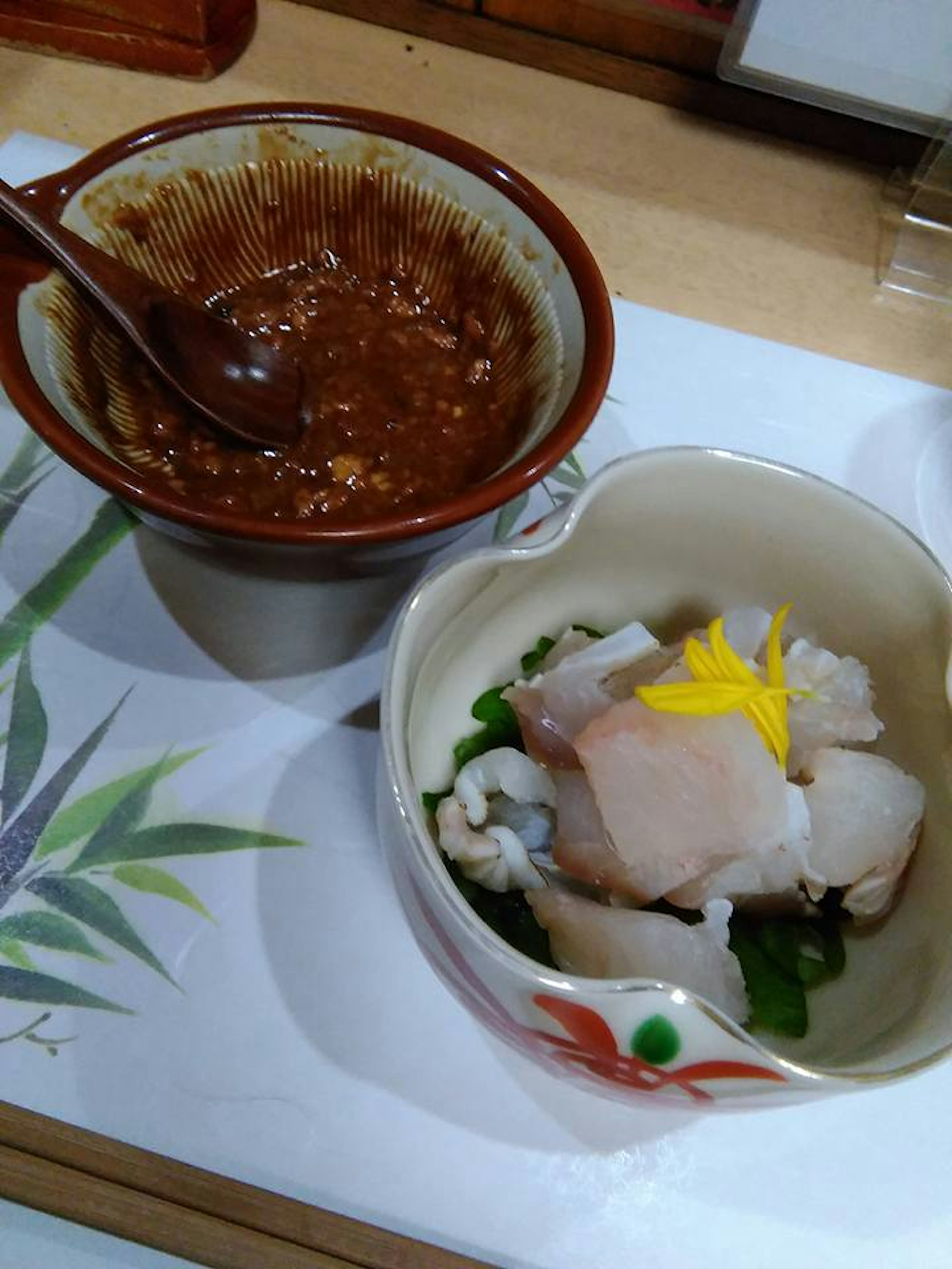 Masakan Jepang dengan sashimi dihias bunga dan saus miso manis