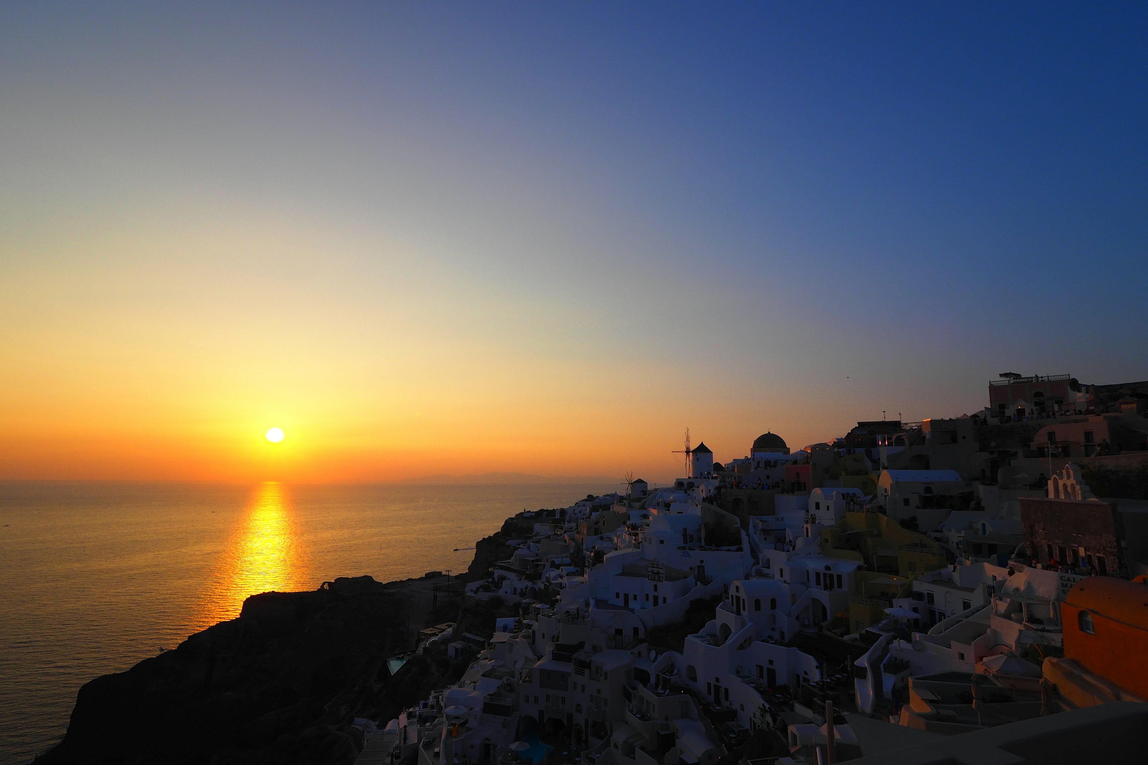 Bellissimo tramonto su Santorini con edifici bianchi