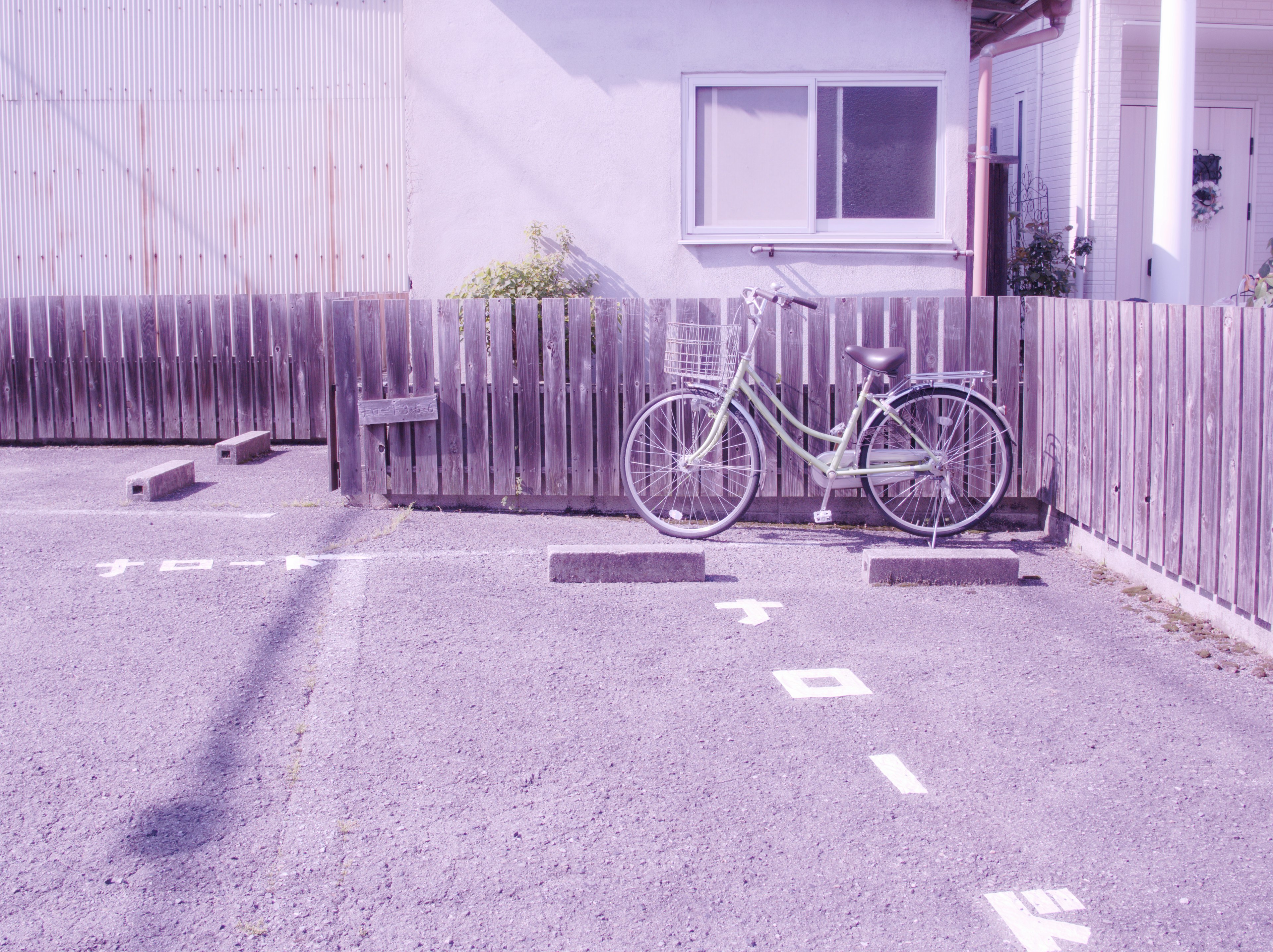 Vélo garé dans une zone de stationnement pour vélos