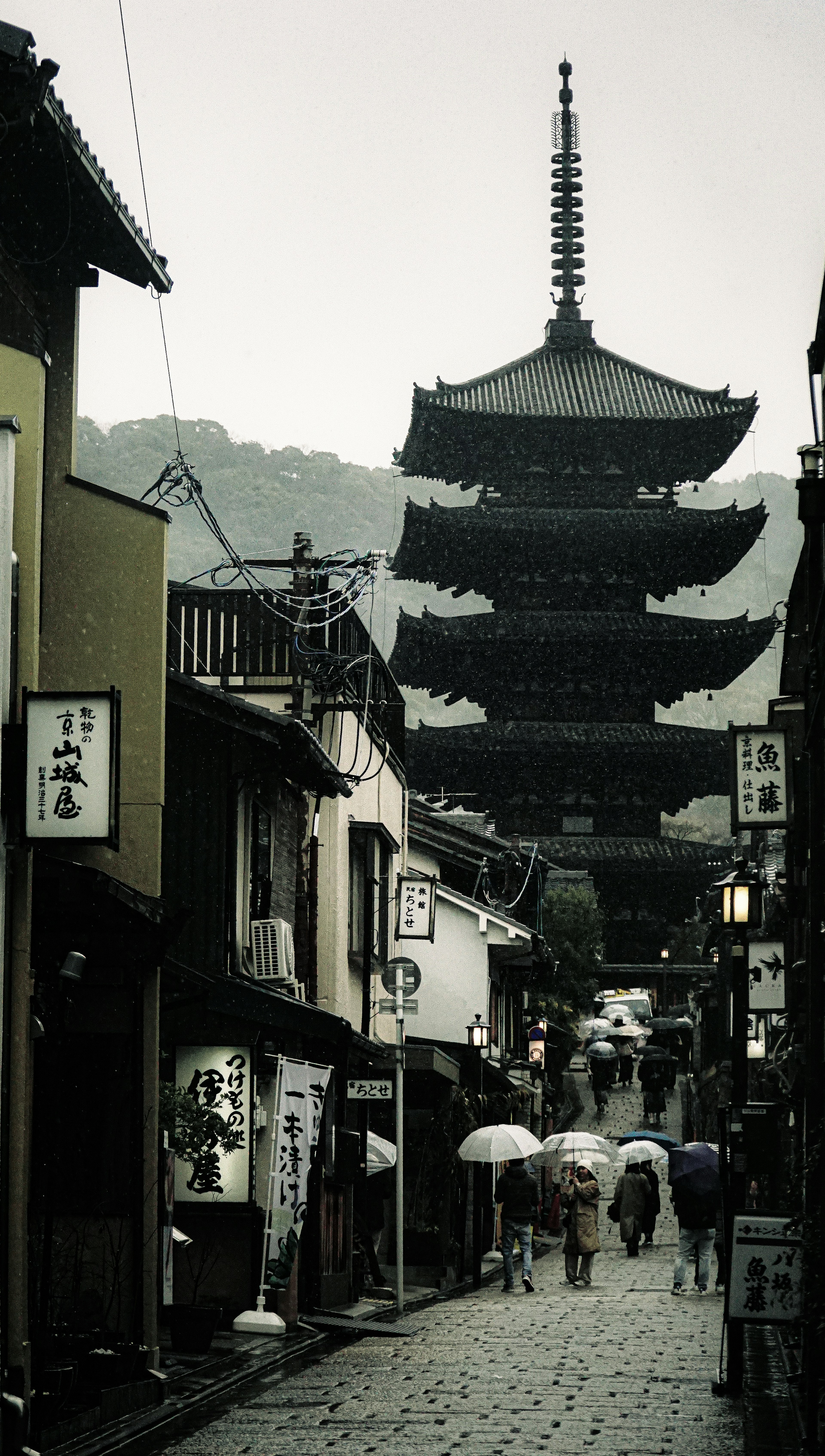 Pagoda de cinco pisos bajo la lluvia con calles tradicionales