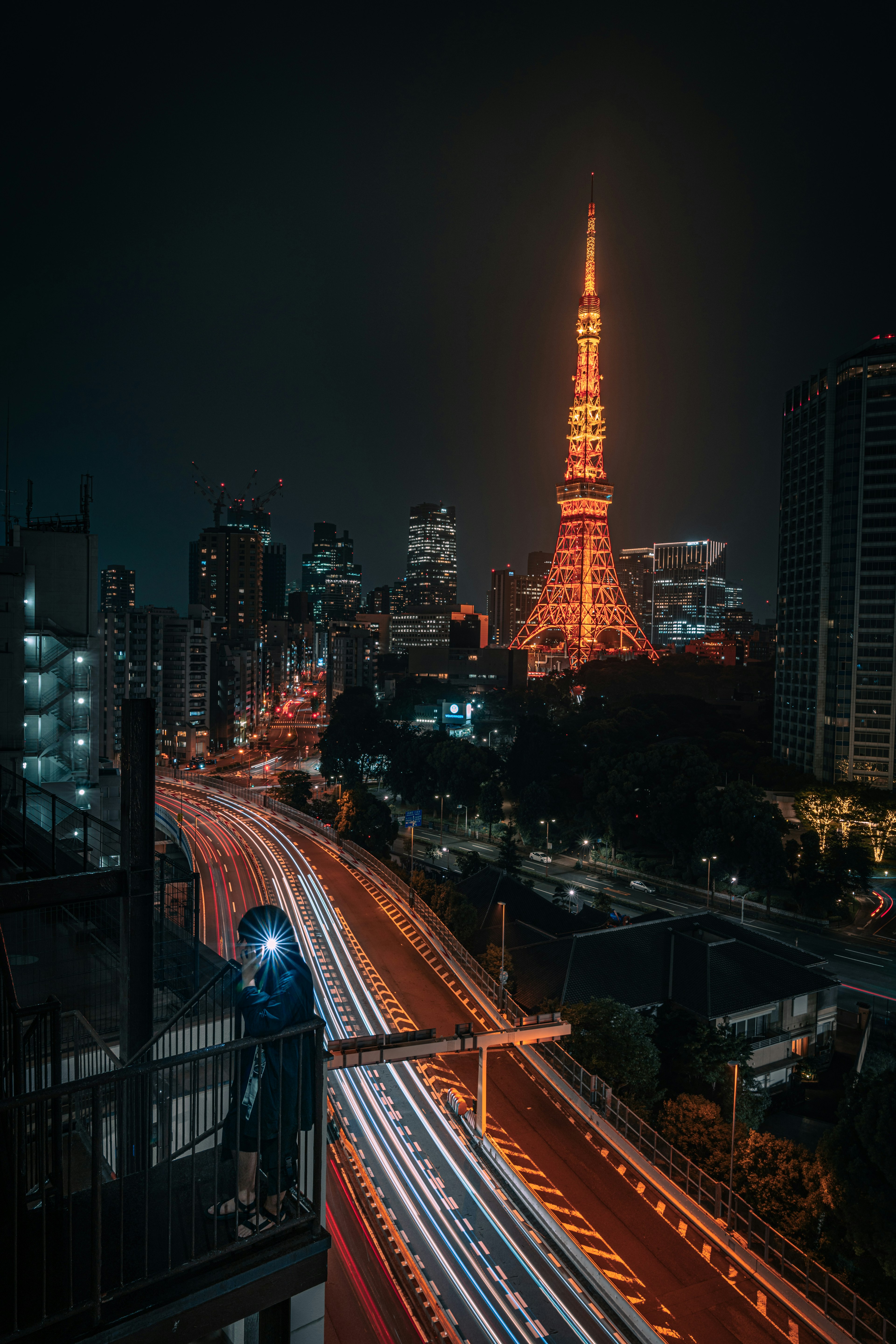 東京タワーが夜に輝く光景と流れる車の光跡