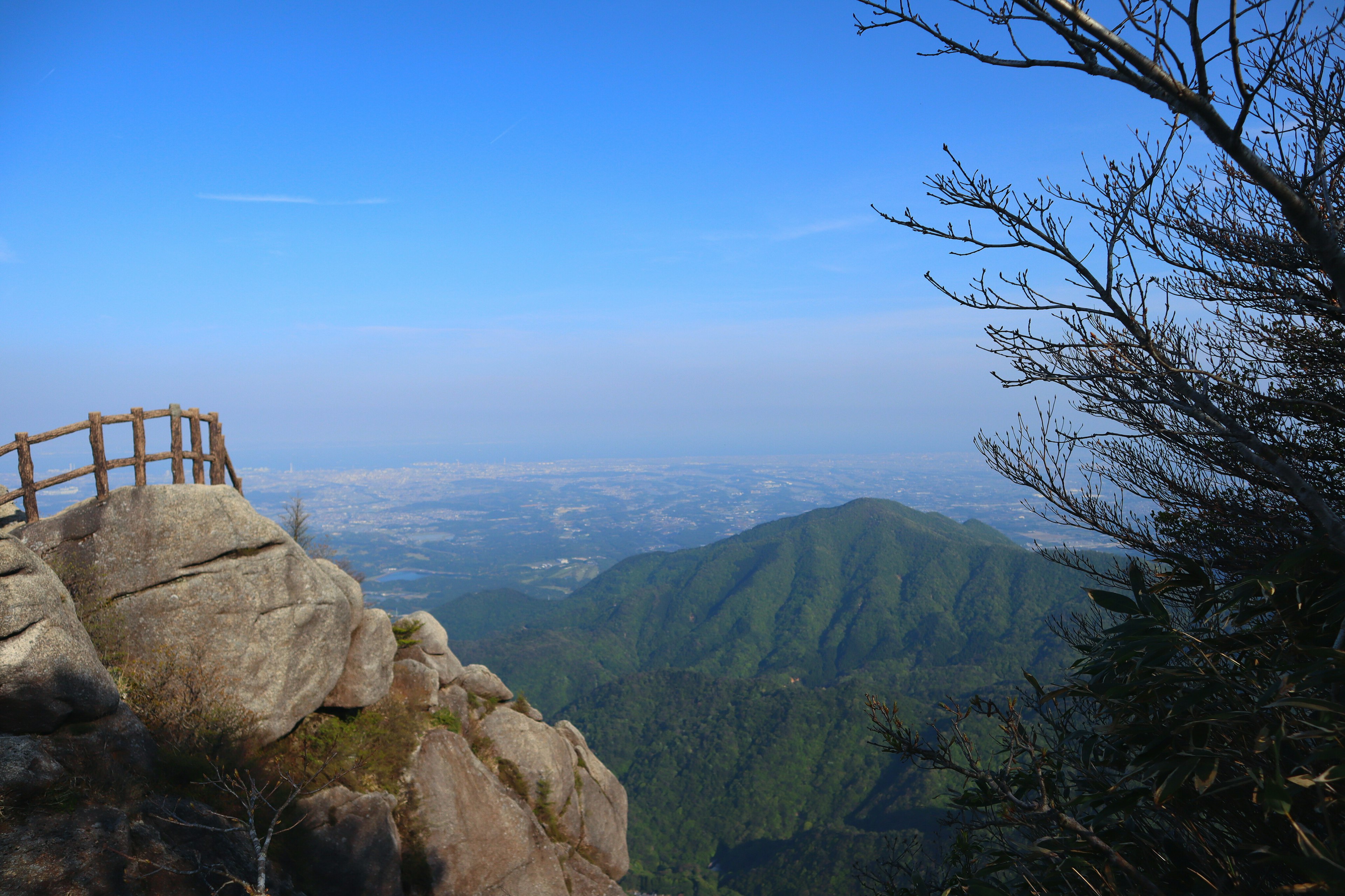 아름다운 산과 맑은 파란 하늘로 둘러싸인 바위 전망대