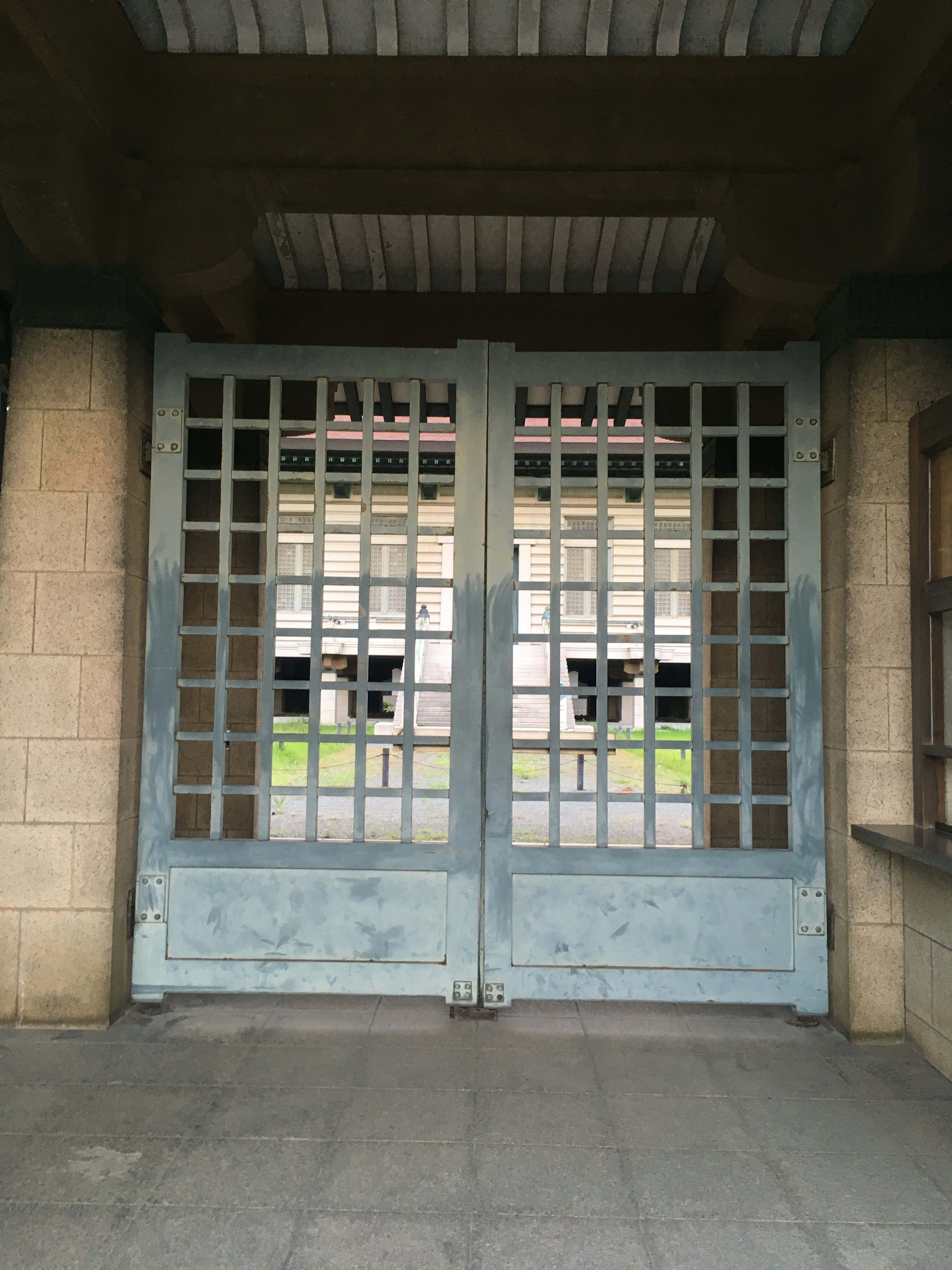 Entrada con puertas de celosía azul en un edificio