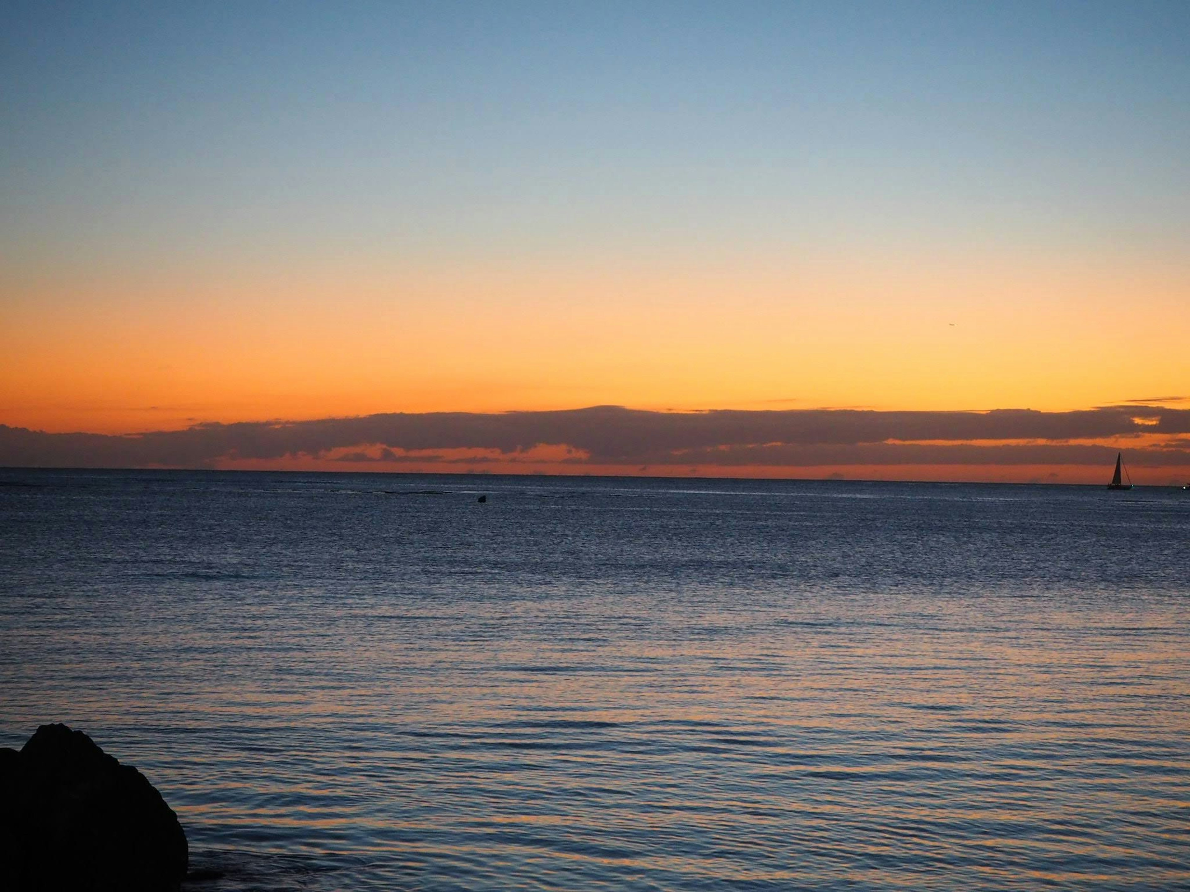 Gradien langit dan laut yang indah saat senja