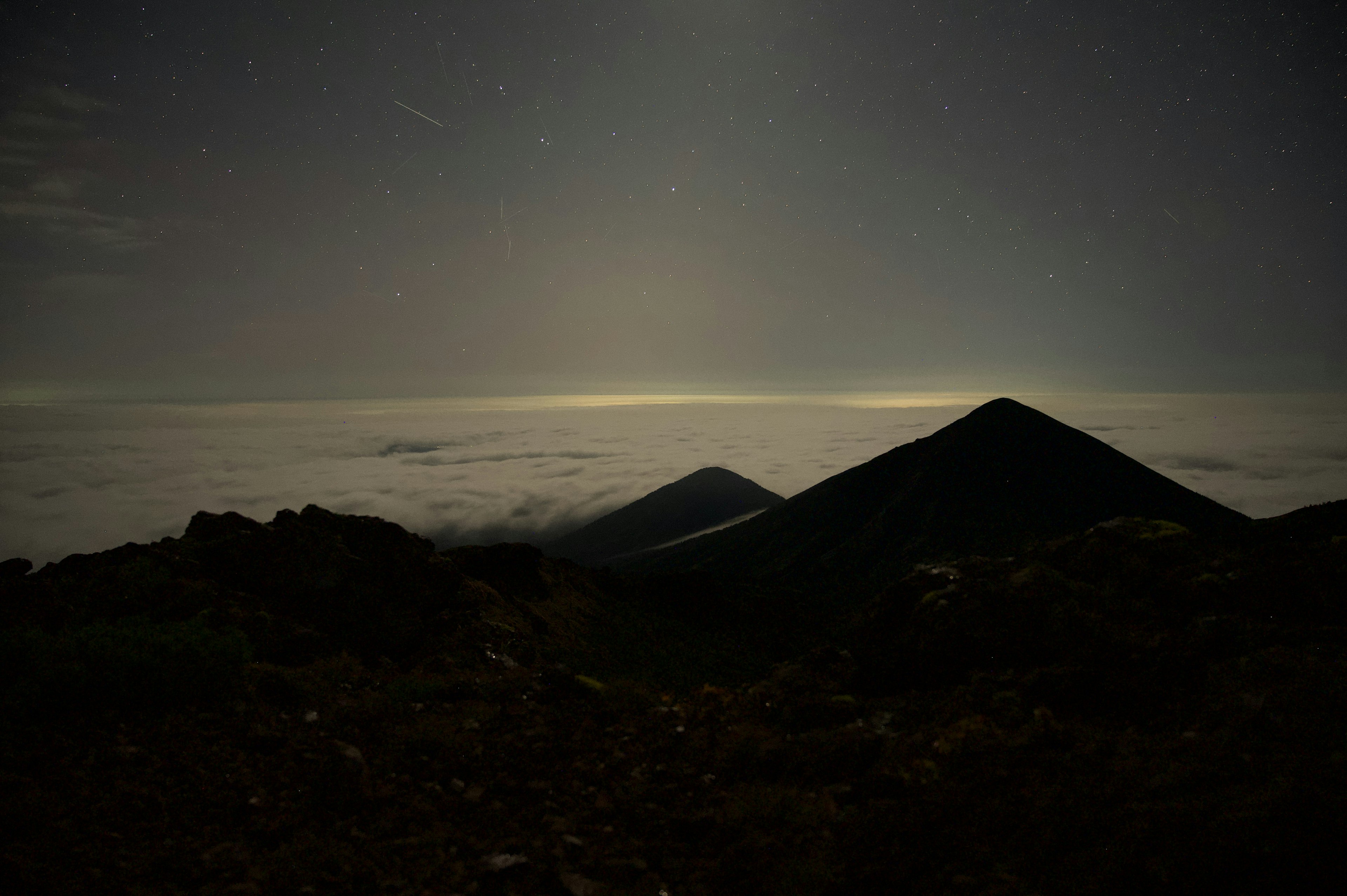 夜空の下に広がる雲海と山々のシルエット