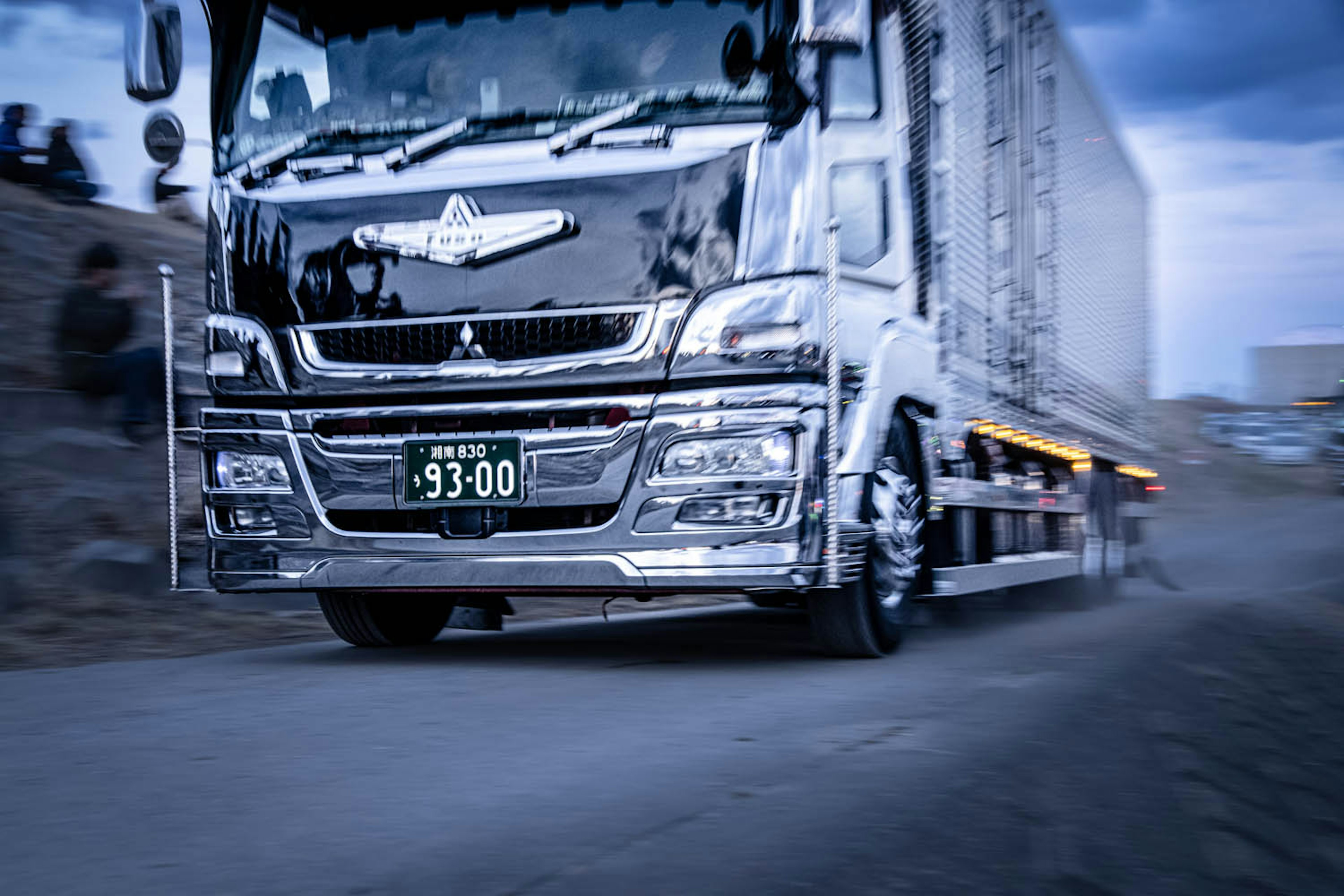 Ein Lkw fährt auf einer Straße mit Dämmerungsatmosphäre