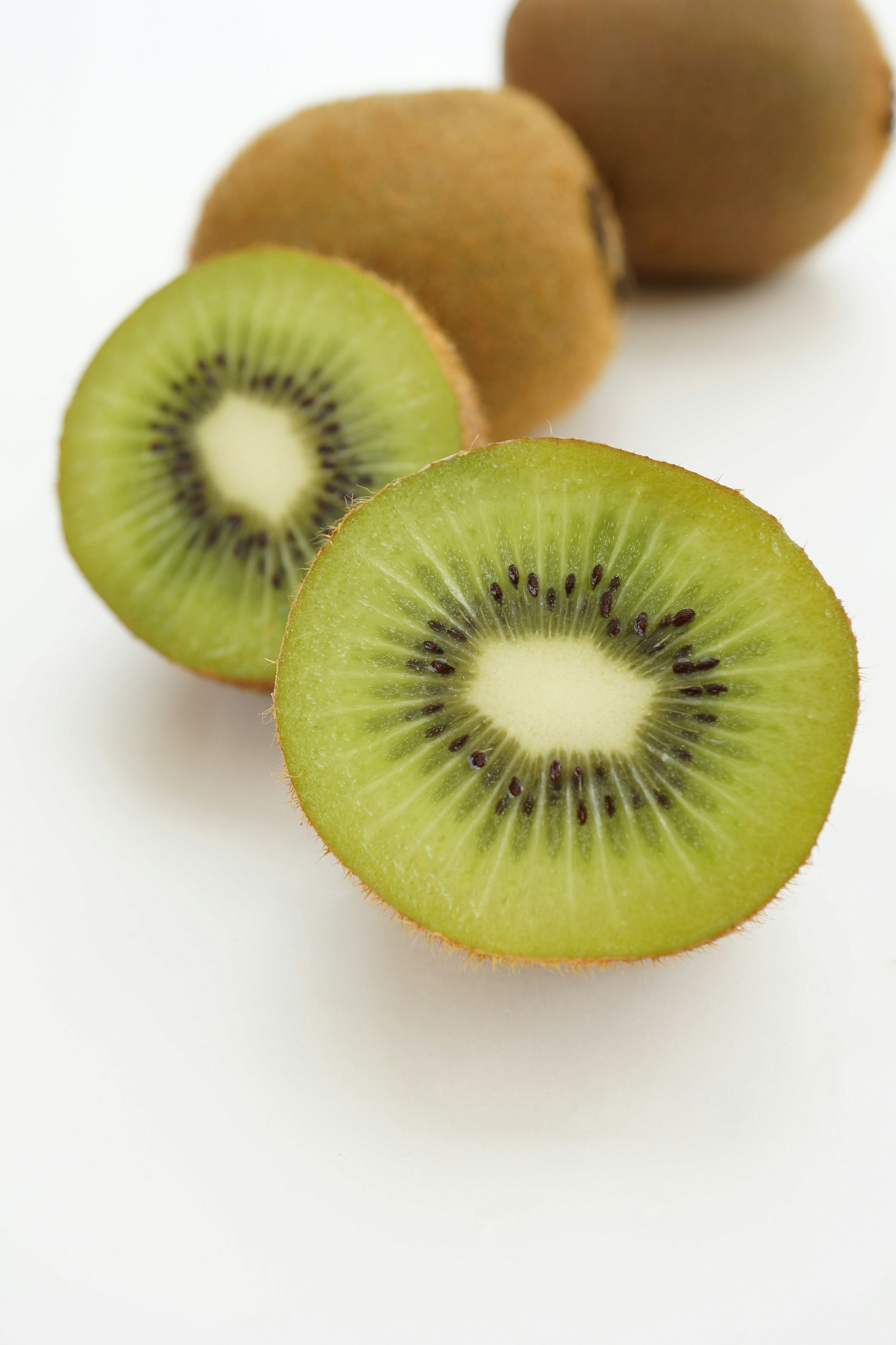 Immagine che mostra la sezione trasversale di un kiwi