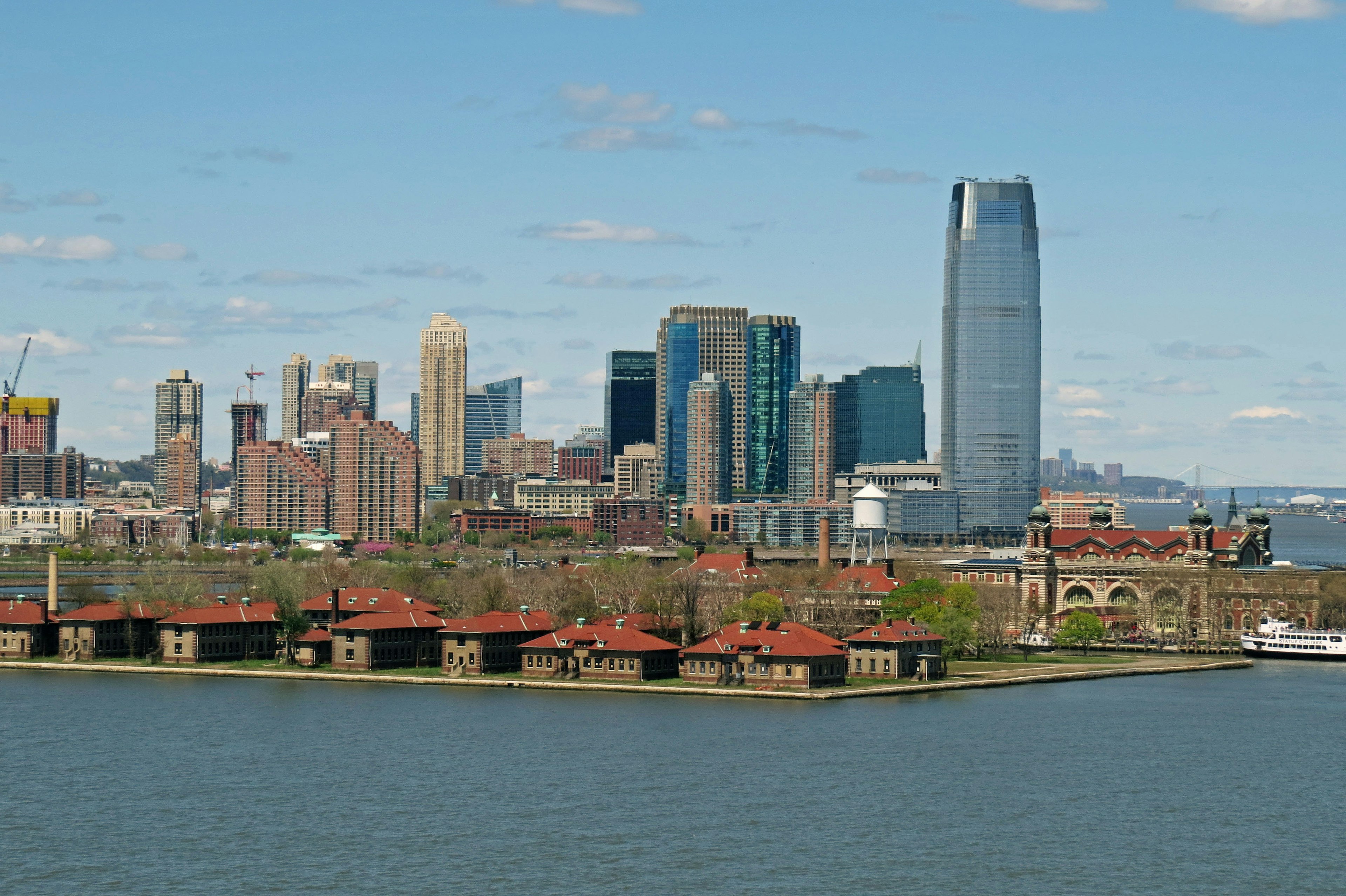 Horizonte de Nueva York con rascacielos modernos y edificios junto al agua