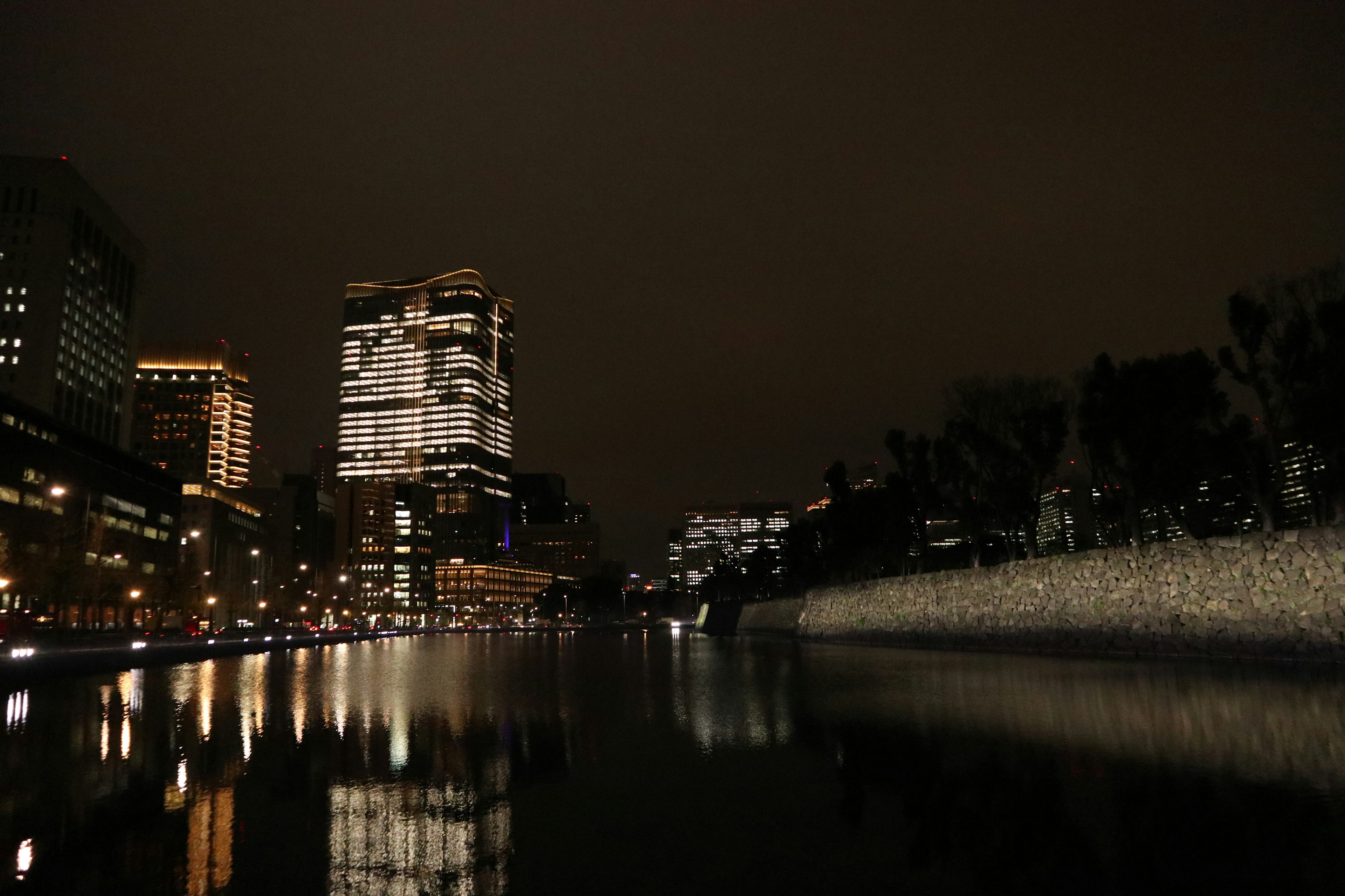 Paysage urbain nocturne avec de belles réflexions sur l'eau