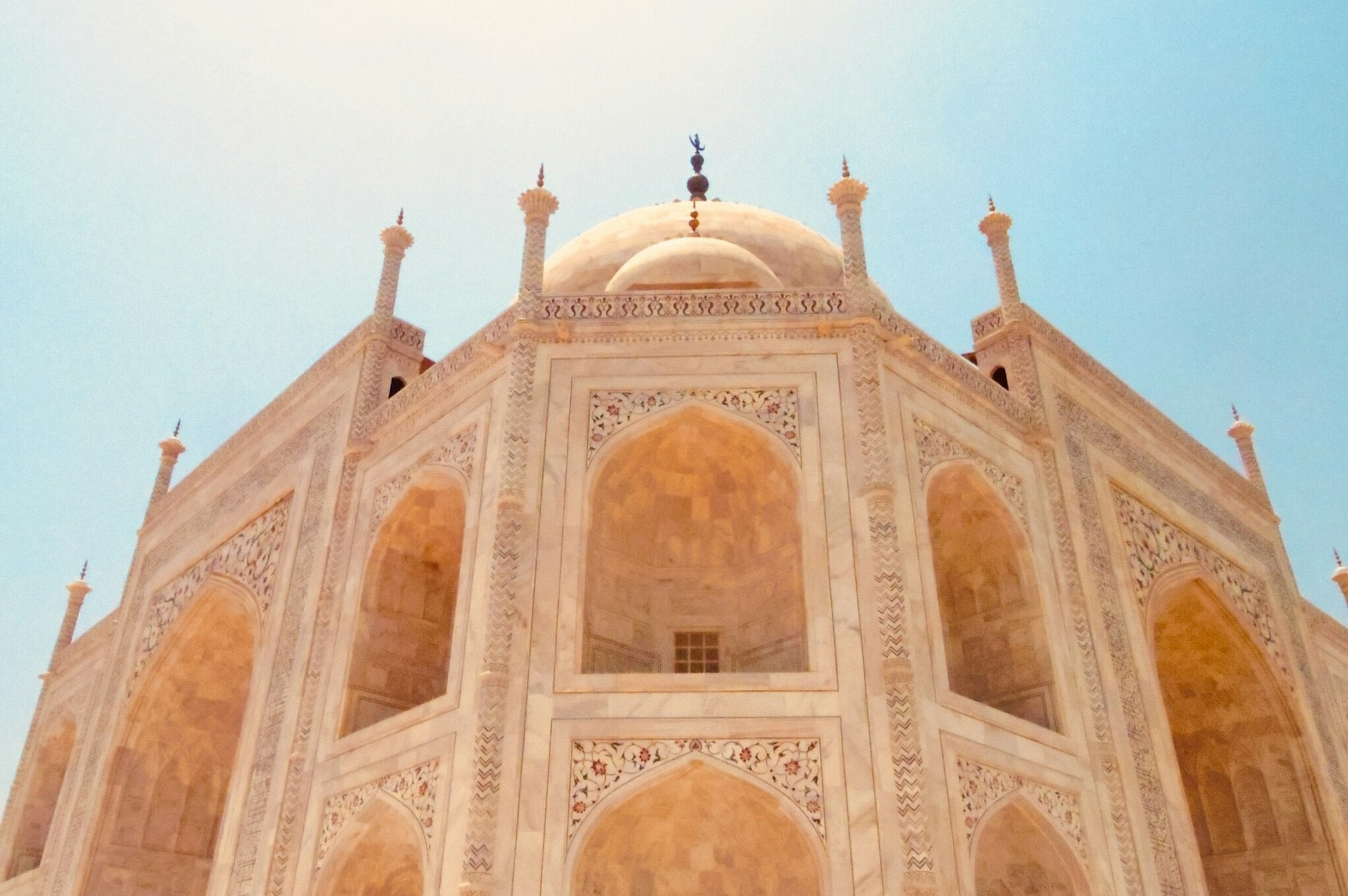 Vue du Taj Mahal avec son magnifique dôme et ses arches