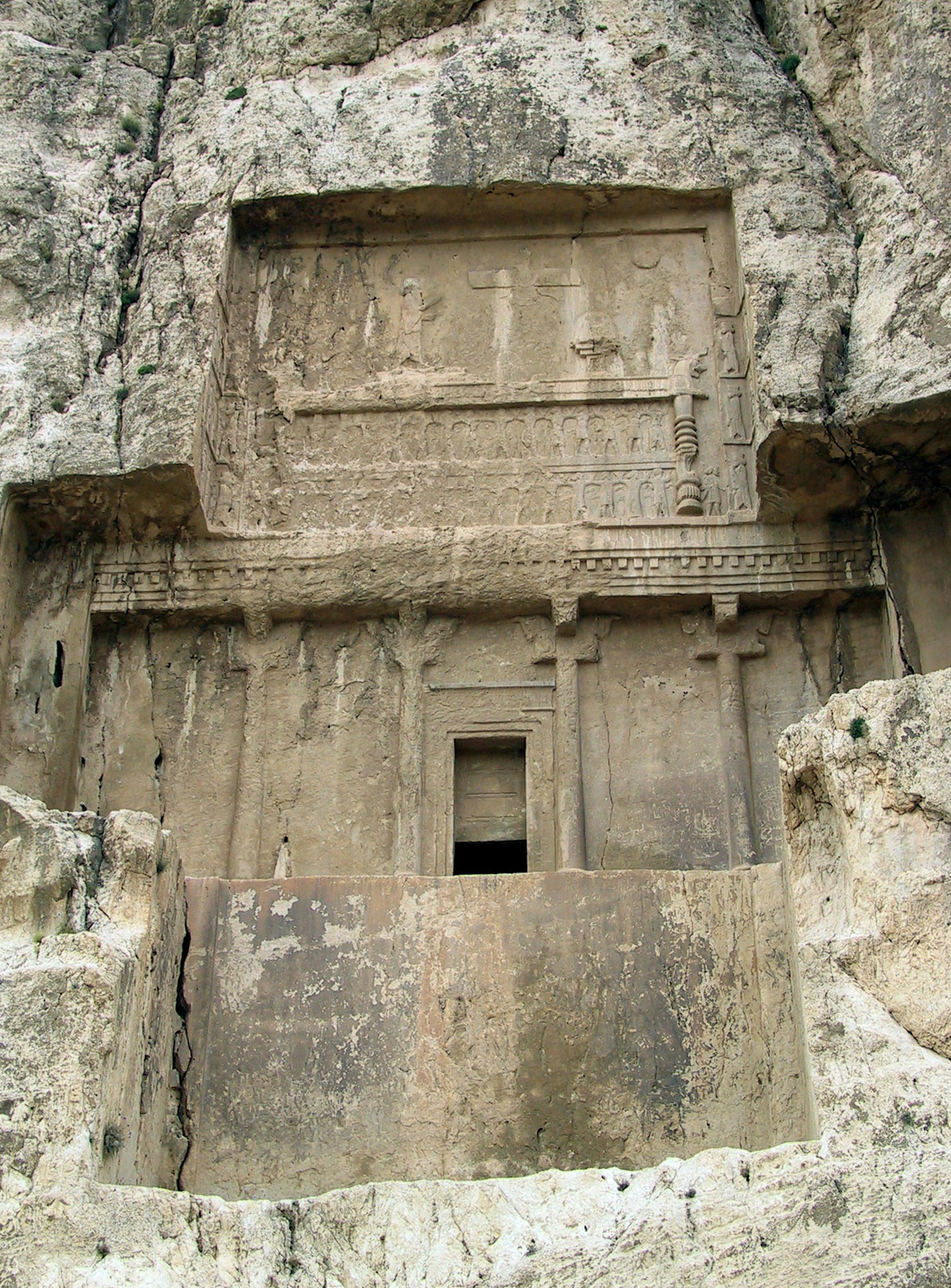 岩に彫刻された古代の建物の遺跡