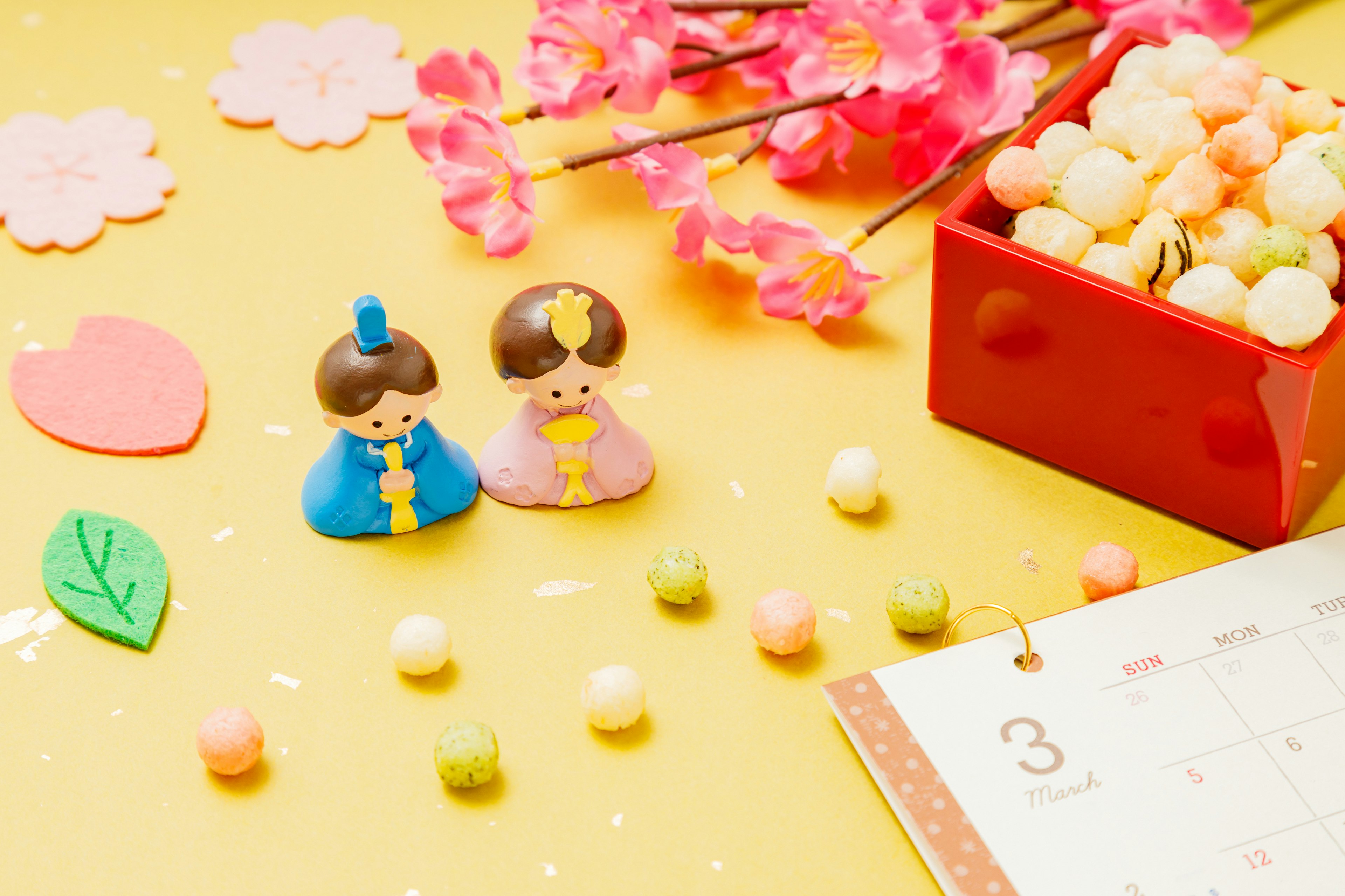 Articles décoratifs pour Hinamatsuri avec des bonbons colorés sur une table