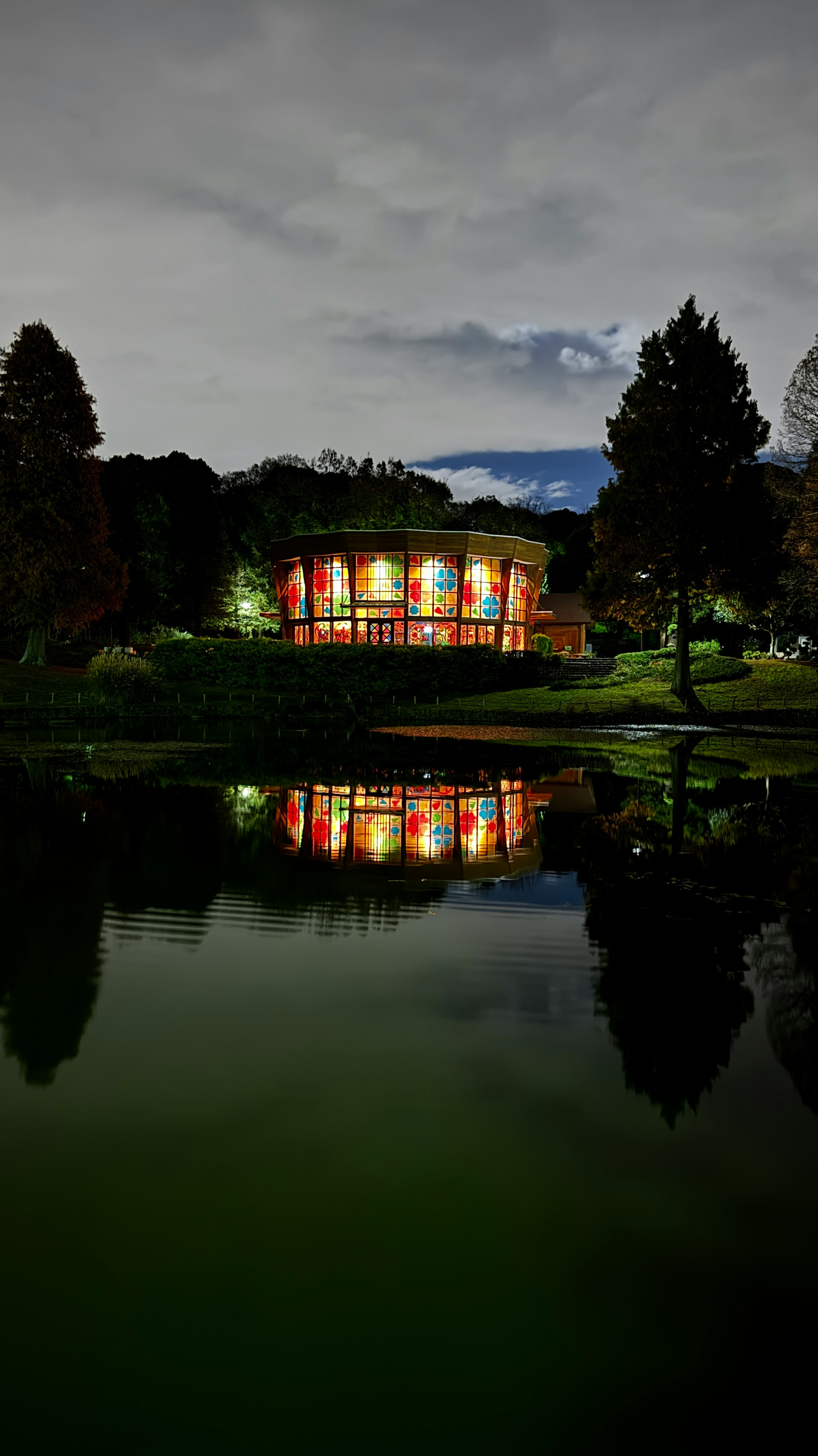 Bellissimo edificio che si riflette su un lago di notte