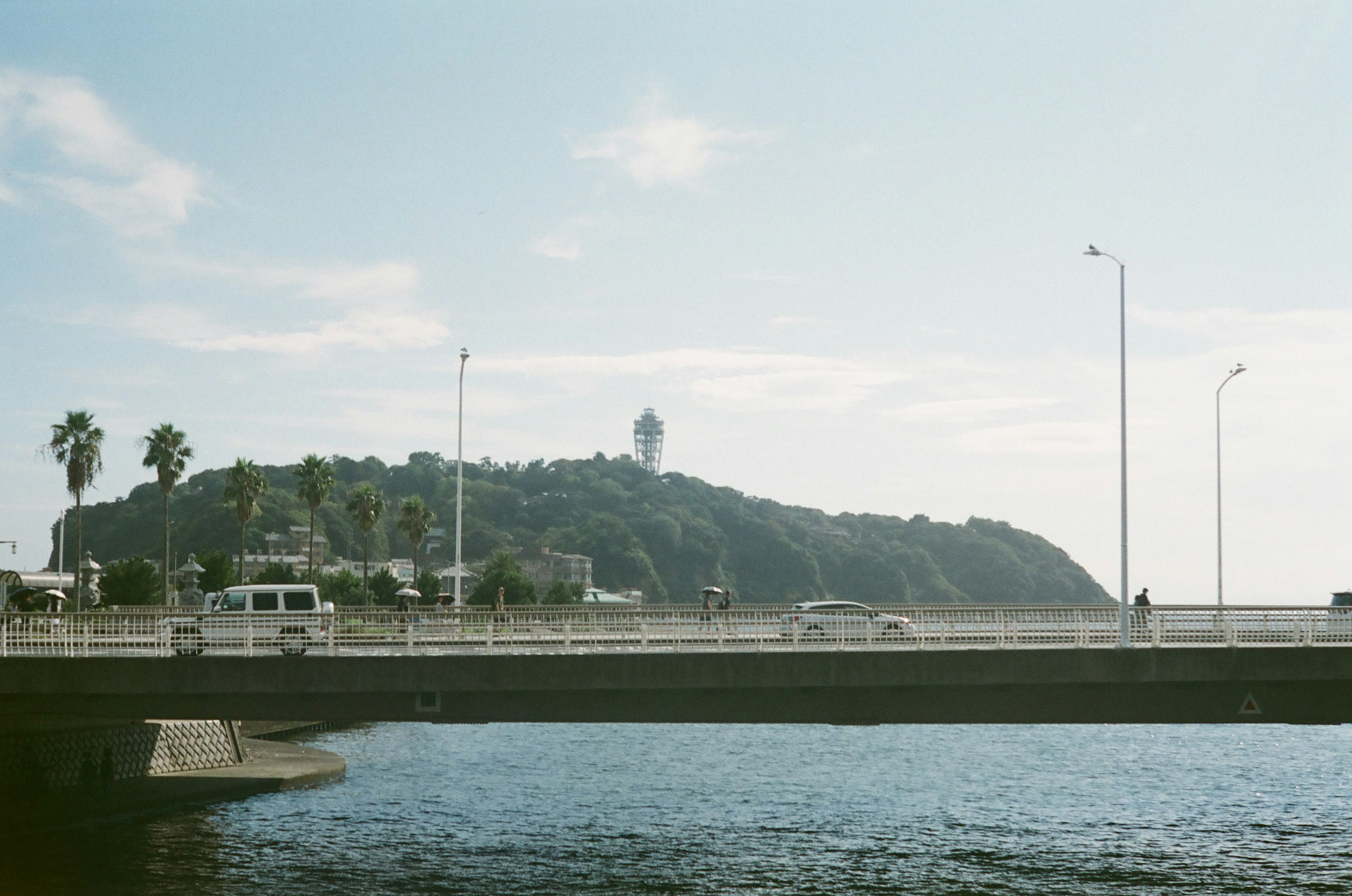 青空の下にある灯台と海岸の風景