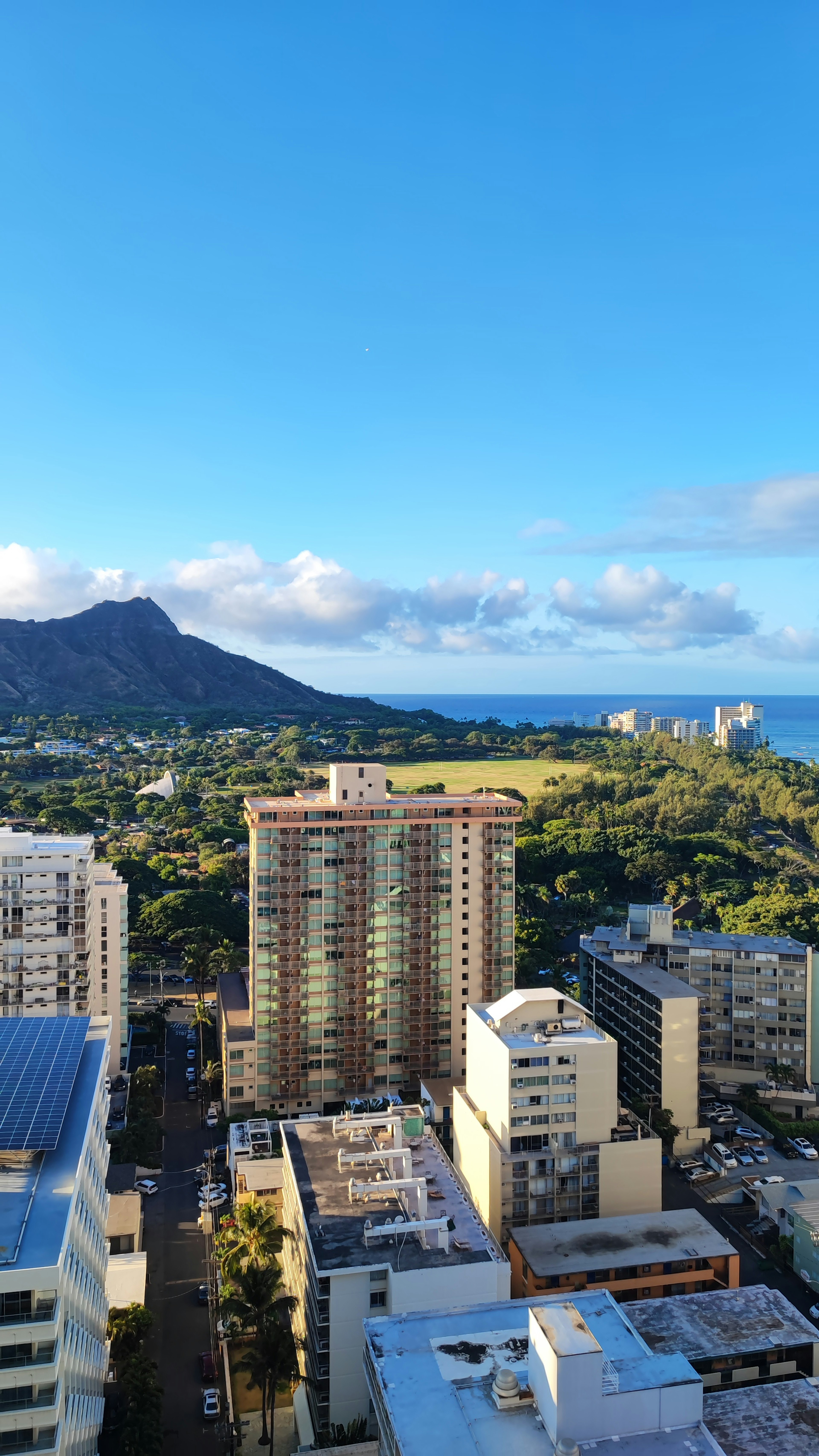 Blick auf Hochhäuser mit Diamond Head und Ozean in Hawaii