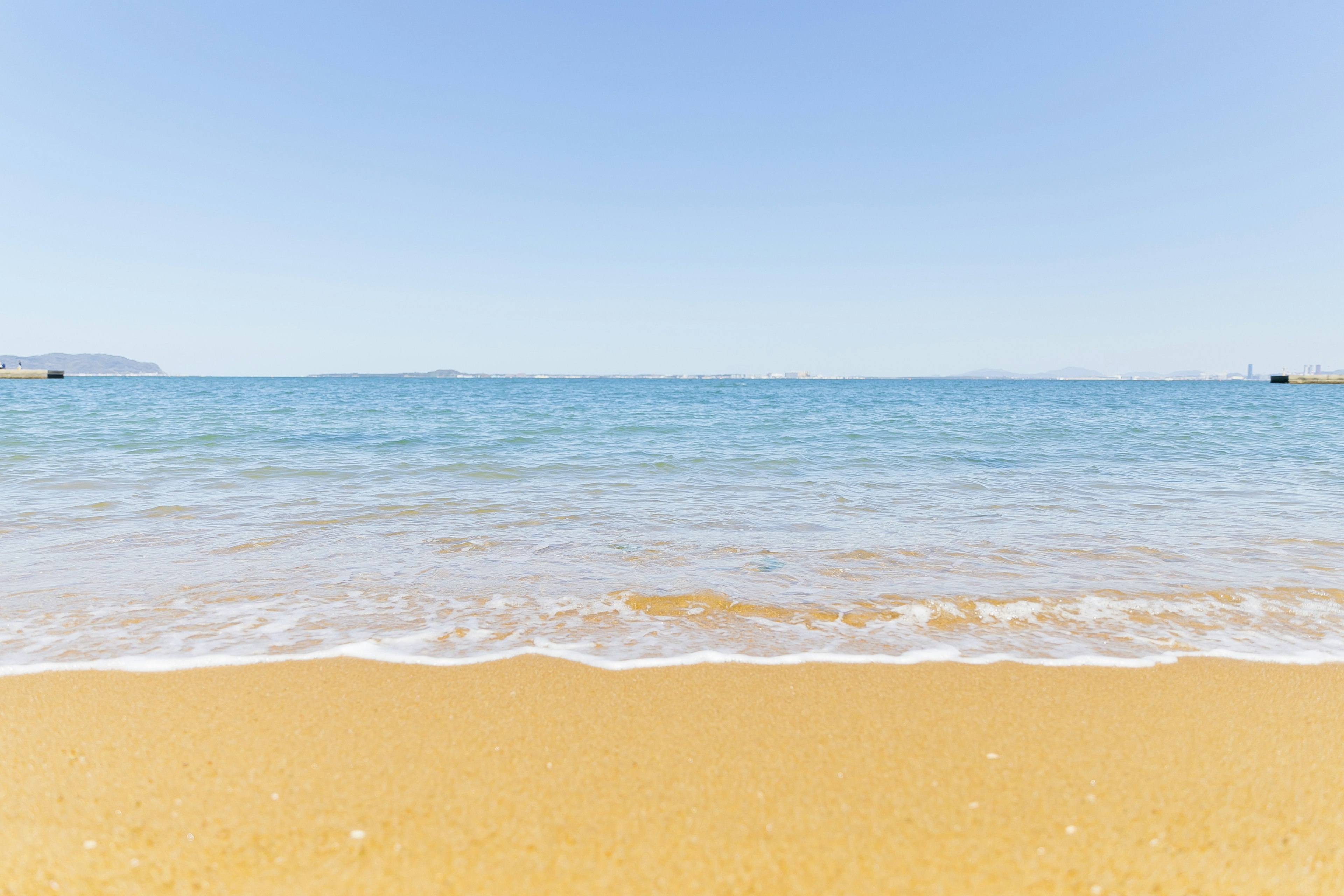 Vista panoramica dell'oceano blu e della spiaggia di sabbia dorata