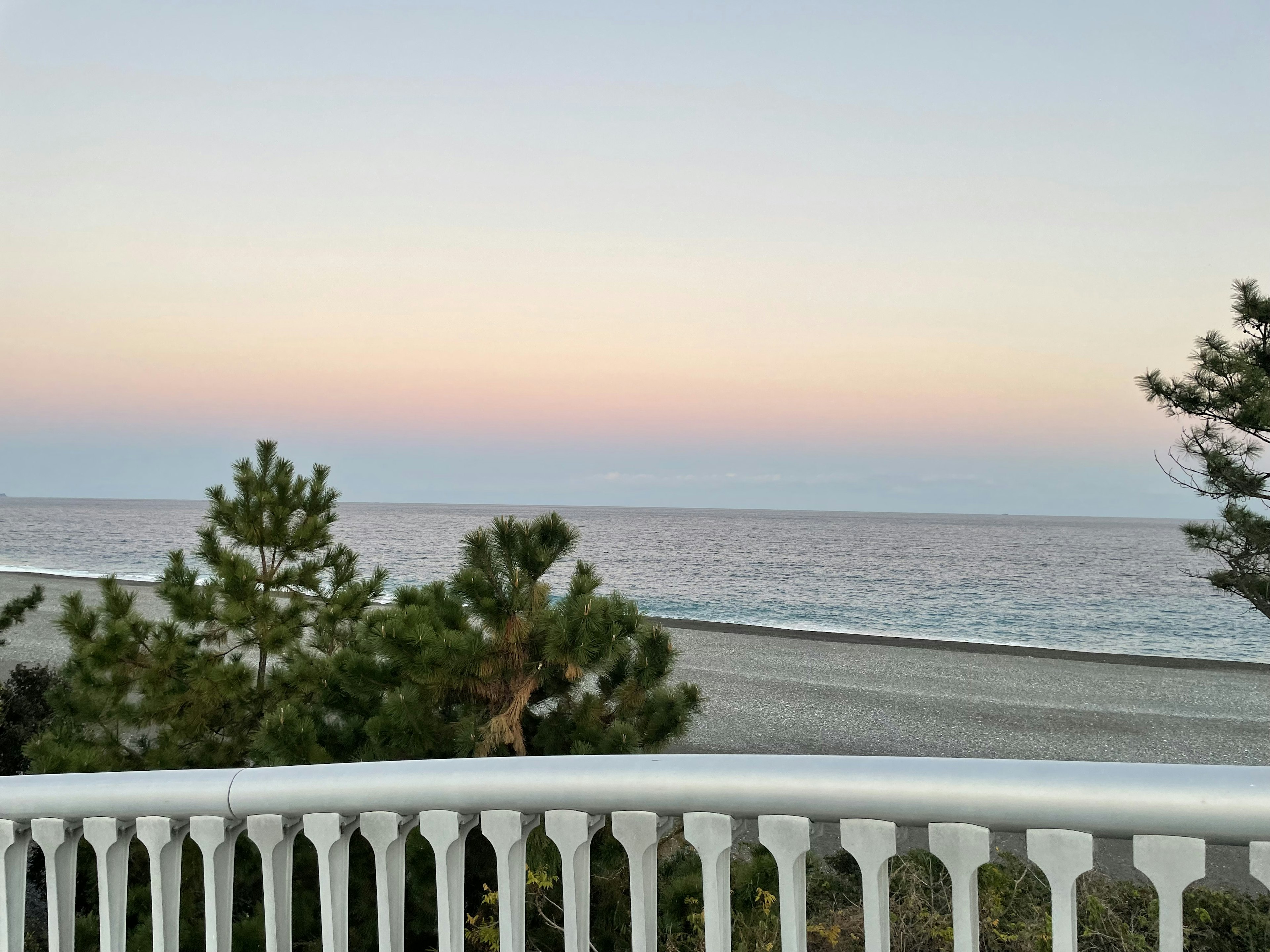 Vista panoramica del mare con cielo sfumato pastello